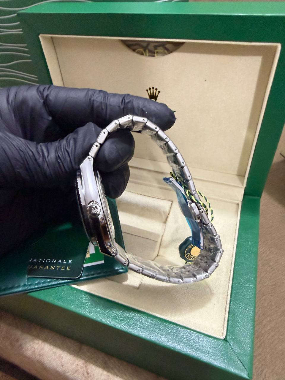 اول تم ٣٥ الف بالعافية
⌚ ساعة فاخرة بتصميم ملكي 🔥
✨ تصميم فاخر مستوحى من ساعات Rolex العالمية
✨ هيكل متين من الستانلس ستيل المقاوم للصدأ
✨ سوار معدني أنيق ومريح على المعصم
✨ واجهة مميزة بنقشة خلية النحل تعطي مظهر فخم
✨ إطار مسنن أنيق يبرز جمال الساعة
✨ نافذة عرض التاريخ
✨ حركة دقيقة وثبات عالي في الوقت
✨ مقاومة خفيفة للماء للاستخدام اليومي
✨ تأتي مع علبة فاخرة وكرت ضمان


**إذا كنت صاحب هذا الإعلان وتريد حذفه لأي سبب، رجاءا أرسل رسالة إلى الدعم الفني**