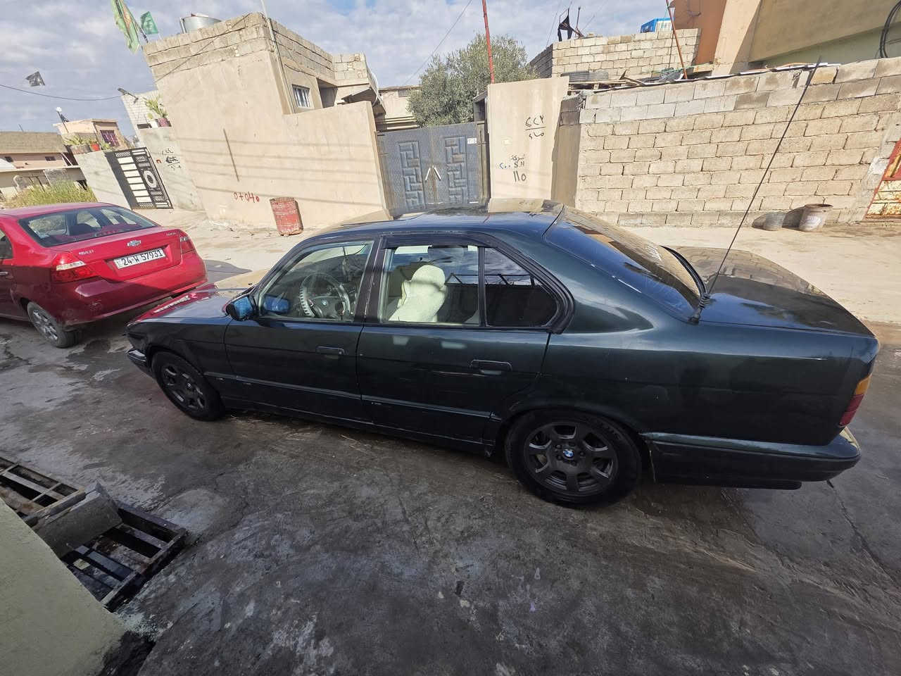 السلام عليكم جميعاً
BMW535

كير عادي محرك كير بشرط

رقم صلاح الدين 

لون زيتوني 

طخم صدر جديد

دعاميات M

كهربائيات كامل شغال

جامات كهربائي

صبغ جماليه ما بيها ضربه بس قبغ صندوك مبدل 

عليها 400 الف غرامات تنزل من السعر

السعر 40 

وترهم مراوس حسب القناعه

عنوان موصل برطله

.

***********/واتساب
