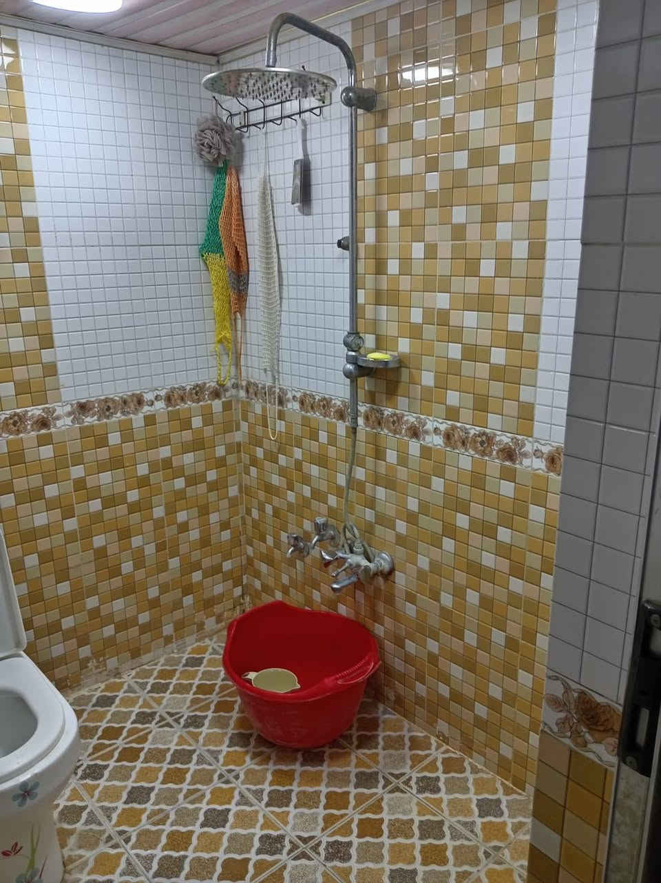 بيت ١٥٠ متر صب مسلح نضيف حي العسكري قطاع ١٣ قريب ع الشارع بيع مستعجل غرفتين صاله استقبال مطبخ ارضيه كاشي سعر ١١٥ بي مجال ***********
