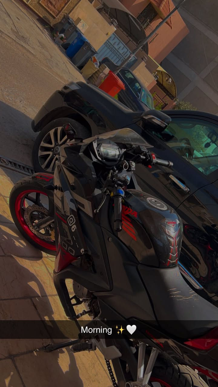 السلام عليكم 
للبيع r200 
2025 مكينه كير كلج مملعوب بيها ماشية 8000 جديده وحلوه وناعمه وشلعتها تخبل تايرات جدد صدر جديد مري h2 بيها تلحصات بسيطه طعجه بالتانكي بسيطه وصغيرة ممرقم بس حاجزلها يوم 30 تنفحص ويدزوها بكتاب للكمارك تتكمرك وتترقم الدراجة حلوه كلش سعرها 2000000 (مليونين وبيها مجال 
***********
