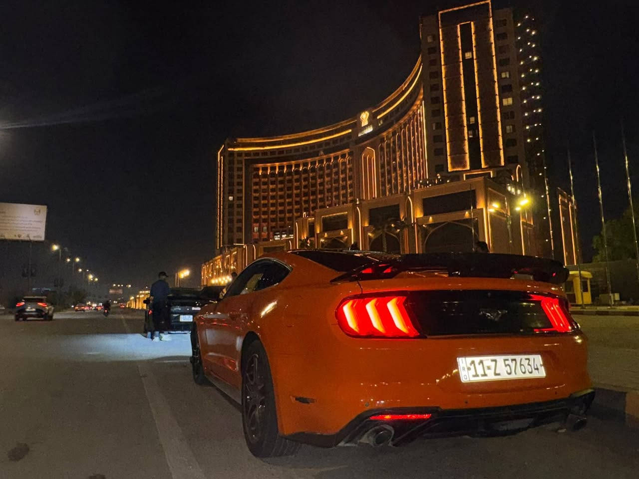 السلام عليكم
من رخصة الادمن 
موستنك ايكو بوست 2022 بريميوم
اللون المميز البرتقالي الطوخ 
محدث بجم شيلبي 
السيارة مصبوغة حزام تغير لون 
مصبوغة جديدة بعدهة بالجيس 
عدى القمارة لونهة اسود 
حادثهة من امريكا. خلفي وهنا نضربت عندي دعامية وبنيد وجاملغ 
صار بيهة دواخل بسيطة 
السيارة خير من الله جاهزة وكاملة 
بيهة نقوصات كم شغلة بسيطة 
المواصفات 
كشنات تدفئة تبريد 
داخل جديددد جلد 
تحكمات ستيرن
دشبول 7 الوان 
رادار وحساسات 
اشاير ترحيبية 
ماصدات زنون 
تشغيل عن بعد 
جامات اوتو 
شاشة كار بلاي 
5 وضعيات قيادة 
تبريد ثلج 
السعر 139 اقوة سعر بهيجي موديل ومواصفات 
العنوان بغداد حي الاعلام 
للاتصال ***********
***********
