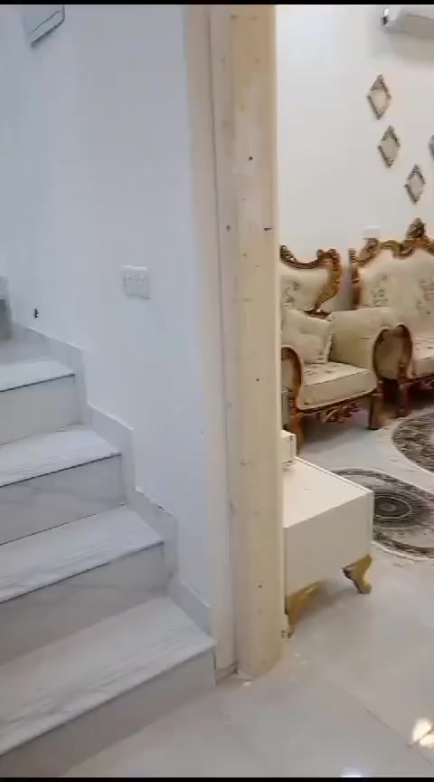 السلام عليكم للبيع دار سكن بناء حديث  طابقين المساحه ١٢٥ متر موقع مميز وتجاري خيري العبدالله الحي العسكري مواصفات الدار جيده جدا مطلوب لصندوق الإسكان قسطه الشهري ٢١٠ الف السعر الكلي المطلوب لصاحب الدار ( ١٧٠ ) مليون بيه مجال تنقطع منه ٤٠ والباقي ١٣٠ مليون للاستفسار ***********
*********** او مراجعه مكتب الفيصل للعقار
