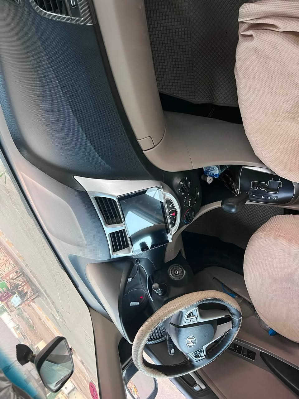 للبيع/اكسنت موديل [أدخل الموديل].. نظافة وعزم
للبيع سيارة هيونداي اكسنت، السيارة بحالة ممتازة ومواصفاتها كالتالي:
 المحرك: 1600 CC (عزم قوي واقتصادي).
 الرقم: ميسان.
 المواصفات: فول مواصفات (فتحة سقف، بصمة، شاشة، كاميرا، تحكم ستيرن، تبريد نقص طلقة، وباقي مواصفات الفل).
 الحالة: السيارة نظيفة جداً، جاهزة للاستخدام ولا تحتاج أي مصاريف.
للاستفسار والسعر، يرجى التواصل عبر الرسائل أو الاتصال على الرقم: [***********]
مكان التواجد: ميسان.
