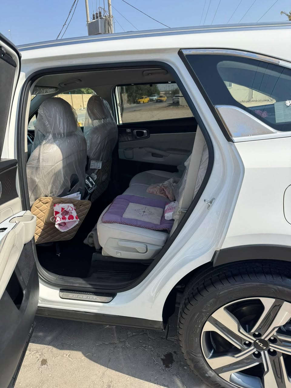 سورنتو اربيل ٢٣
ماشية ١٧
بيه شخط باب الصدر والباقي مكفول
السيارة كلش نضيفة
مكلف بالنشر
***********
