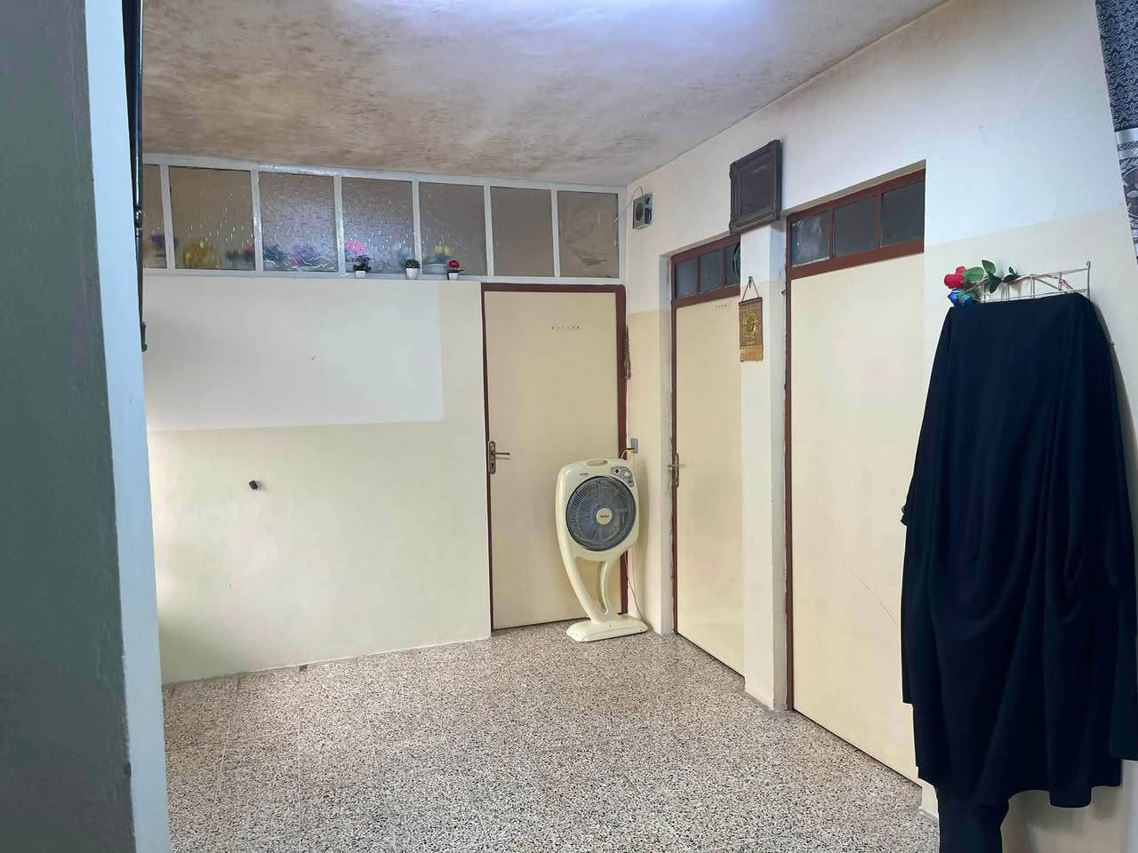 📍• بيت للبيع في قرية سادة وبعويزه البيت 256 متر
يتكون من غرف عدد 5

ومطبخ عدد ٢

وحمام ومغاسل 2

وحوش واسع يسع ل 3 سيارات 

للاستفسار اكثر الرقم للاتصال

*********** / بي واتساب

السعر خاص

