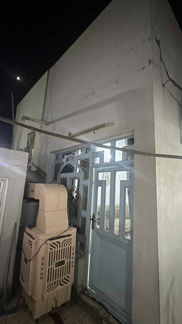 دار للبيع
مساحه 94متر طابق واحد بناء شيلمان 
البيت كلش نضيف 
حي المكرمه خلف مركز شرطه الوفاء بفرعين 
استقبال وهول ومطبخ وصحيات ثنين وغرفه 
للاستفسار -***********
السعر مناسب مال مستعجل
