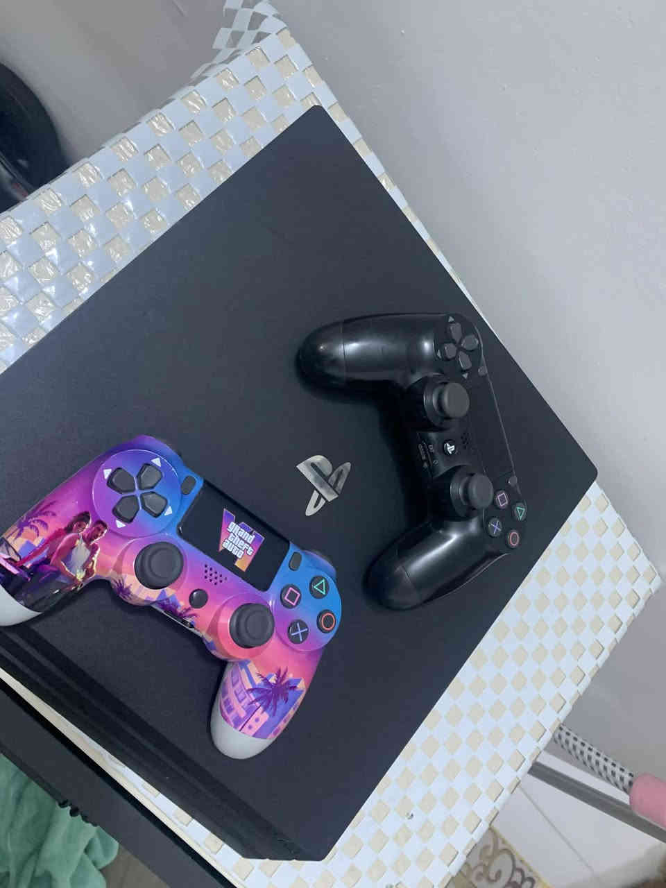 بلي 4برو مهكر وياا 20 لعبه 
فيفه 25 
بيس 25 
ملحقات  اصليه نضافه 90 ستخدام قليل
مكان ناصريه مركز سعر 350 
***********
