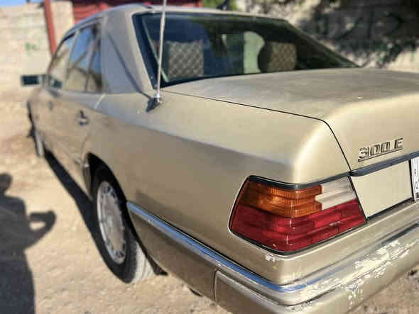 السلام عليكم اخوان 
سياره مارسدس. دب 
موديل 1991
باب قصير 
سنويه جديده لي حد 2029
حداديه صدر جديده 
كشنات كهربائيه  شغاله 
محرك بطه ففتي تي  2500
تدفئه تبريد  شغاله 
تخم تاير  
كشرتها نظيفه 
السعر 62 وبيها مجال 
الرقم 
***********
