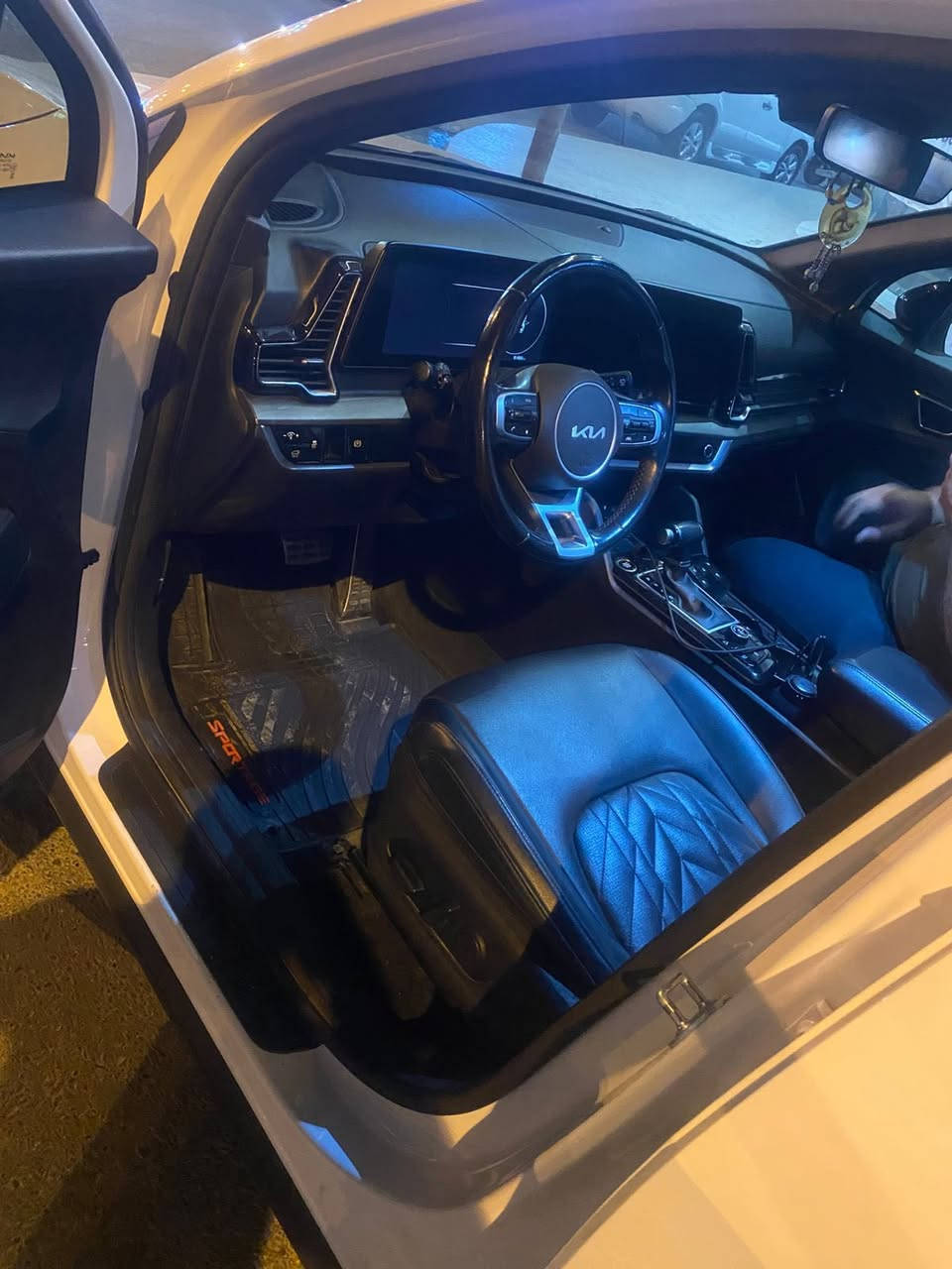 سلام عليكم سبورتج البيع اكس ابرو موديل٢٣  بدون يرباك صور سونار موجود فول مواصفات سعر ٢٢  رقم صاحب سيارة ***********
