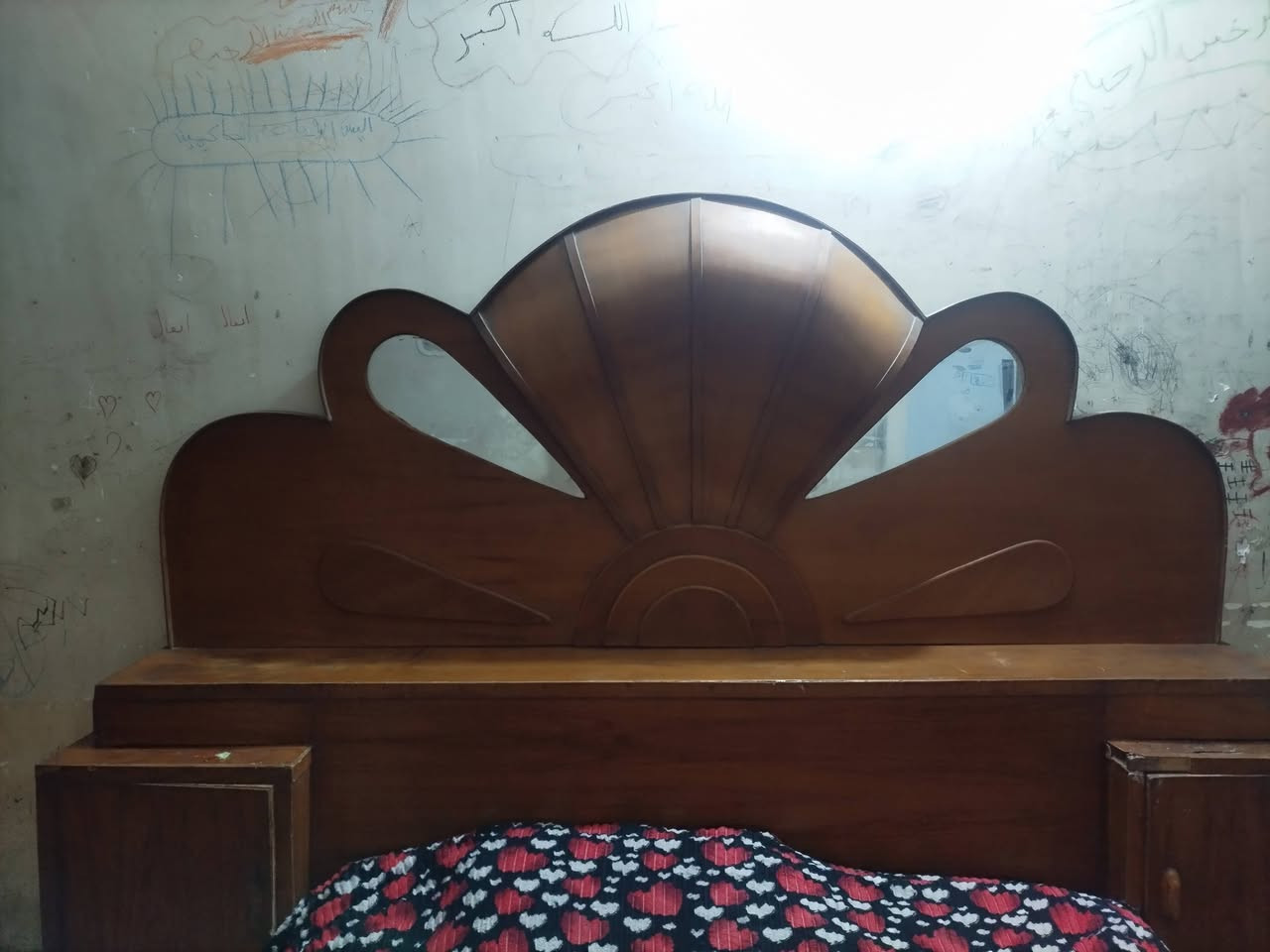 غرفه اخشاب مستعمله للبيع بسعر 400الف عنوان حله نادر هذا رقمي *********** وبيها مجال
