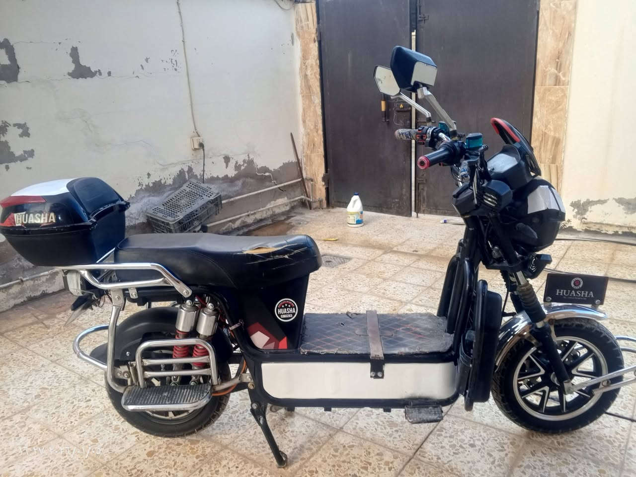 السلام عليكم ماطور هيوشه 24 نضيف كما واضح بصوره 
باتريات عل فحص بس بيها واحد تعبان كشر كفاله مثبت سرعه كير 4سرع الملف كفاله السعر 450 وبي مجال 
***********
