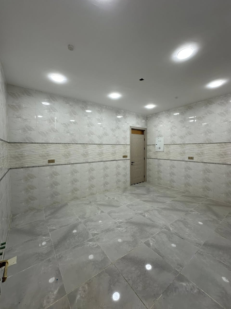 السلام عليكم
بيت في جمعيه النفط التعاوني المجمع الثالث نزله اعداديه الكوت المهنيه يبعد ١٠٠ متر عن شارع بغداد عرض الشارع ١٧ متر شارع رئيسي مساحه ٢٠٠ متر يحتوي على غرفتين وصاله وصحيات داخلي وخارجي ومطبخ وستقبال  خريطه جميله جداً بناء حديث غير مسكون  للتواصل *********** او *********** اتصال فقط
