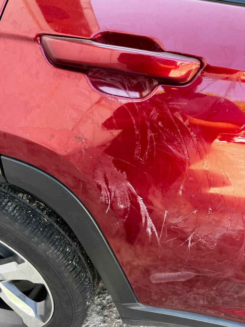 السلام عليكم جيب 2021 لارج 7راكب خليجي وكالة هارلم قطعتين الاولى چاملغ خلفي عكس السايق صبغ شبرين والثانية باب وكع شوية من صبغها من دا اشيل ال ppf ماشي 46 الف كيلو للأستفسار *********** فقط واتساب✅... السعر 32.000$
