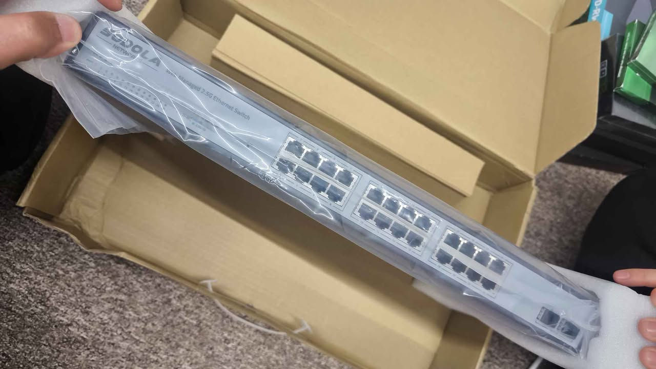 مبدل شبكة (Network Switch) عالي الأداء من شركة SODOLA.

​المواصفات التقنية
​النوع: Web Managed Switch (مبدل مدار عبر الويب)، مما يعني أنه يمكنك الدخول على إعداداته وتعديلها.
​عدد المنافذ: يحتوي على 24 منفذ بسرعة 2.5G (وهي سرعة عالية جداً، أسرع بمرتين ونصف من المنافذ التقليدية)، بالإضافة إلى منفذين SFP+ بسرعة 10G للألياف الضوئية (التي تستخدم عادةً للربط بين الخوادم أو الأجهزة البعيدة).
​الموديل: SL-SWTGW2224AS-D.

*********** واتساب - توصيل كافة المحافظات السليمانية, العراق
