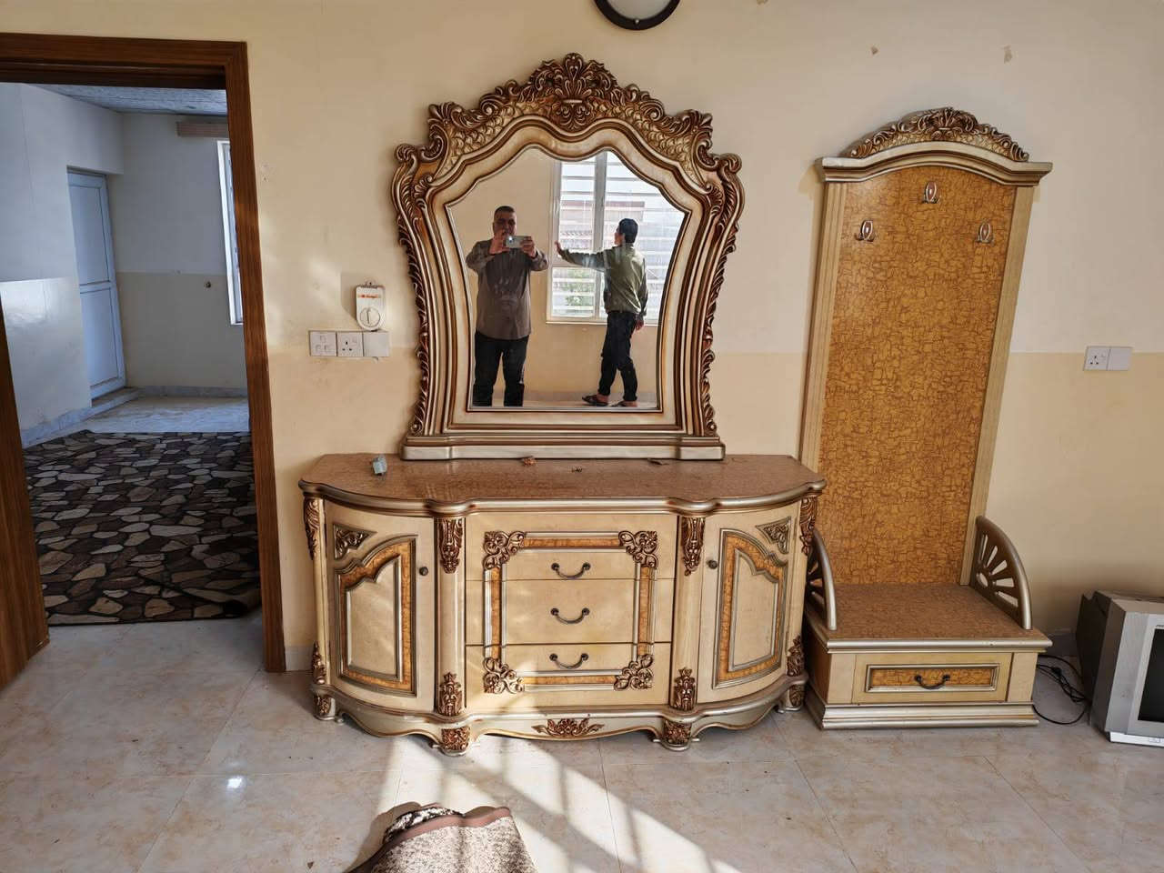 غرفة نوم ملكي ٧قطع هيه والدوشك كلش نضيف٥٥٠للستفسار***********
