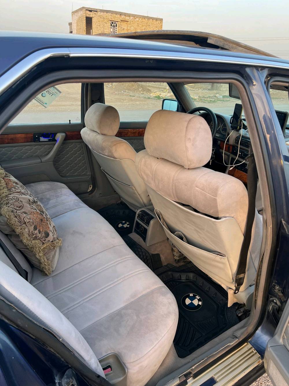 للبيع بي ام دبليو 730V8 لون حبري سياره عوزها تايرات وغاز تبريد واي ستفسار هذه رقمي 