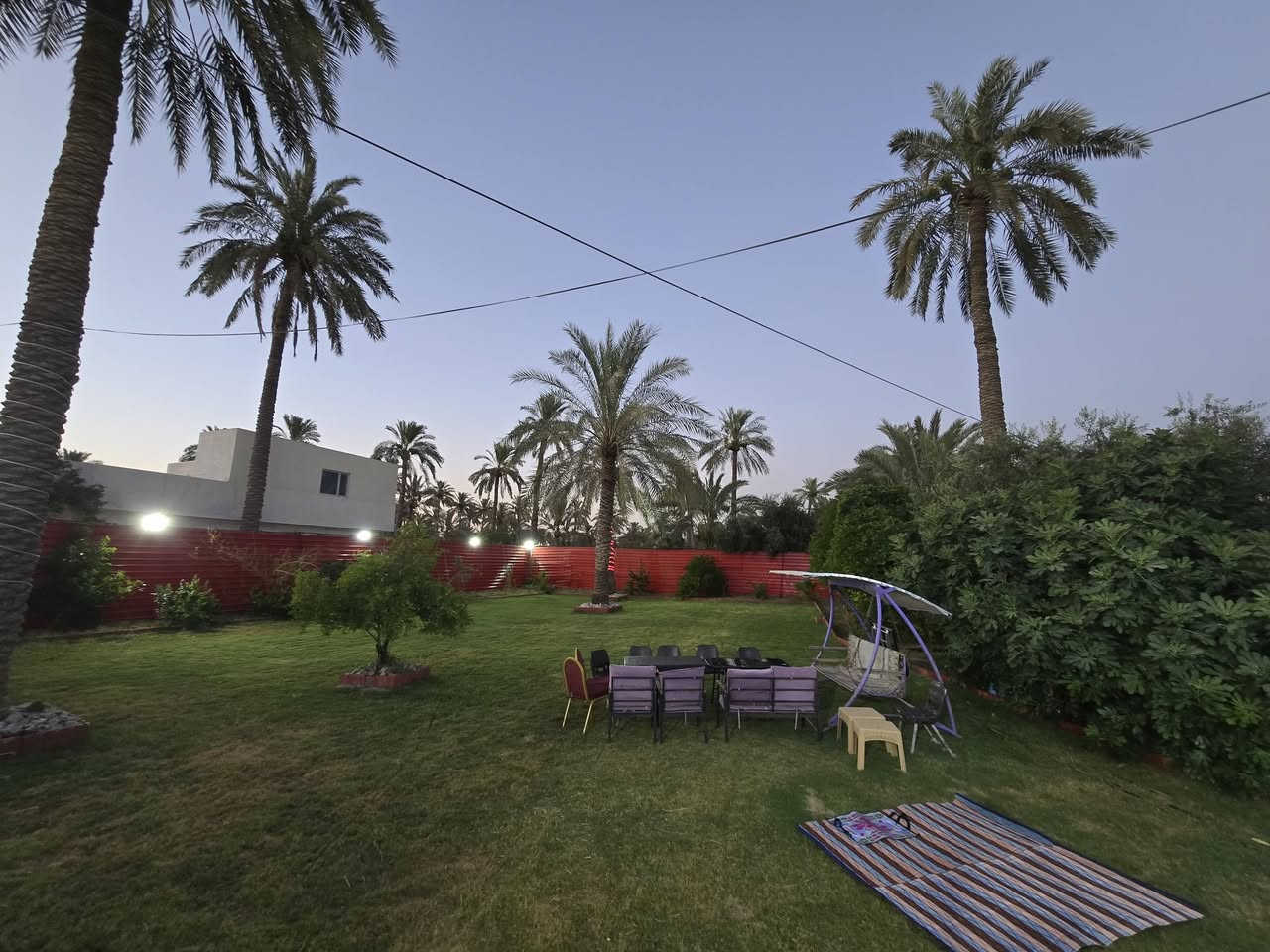 عدي مزرعه كامله و بيها جميع الحمضيات بأنواعها و عنب و رمان شنو الي بالك بيها و بيت مساحه ١٢٠ متر كامل  سكنيه  مكانه كلش حلو و مميز في باوي مساحه ١٨٠٠ متر طابو ملك صرف عدي اسهم كبل احولها بسمك واجه ٣٠ و نزال ٦٠ للاستفسار ***********
