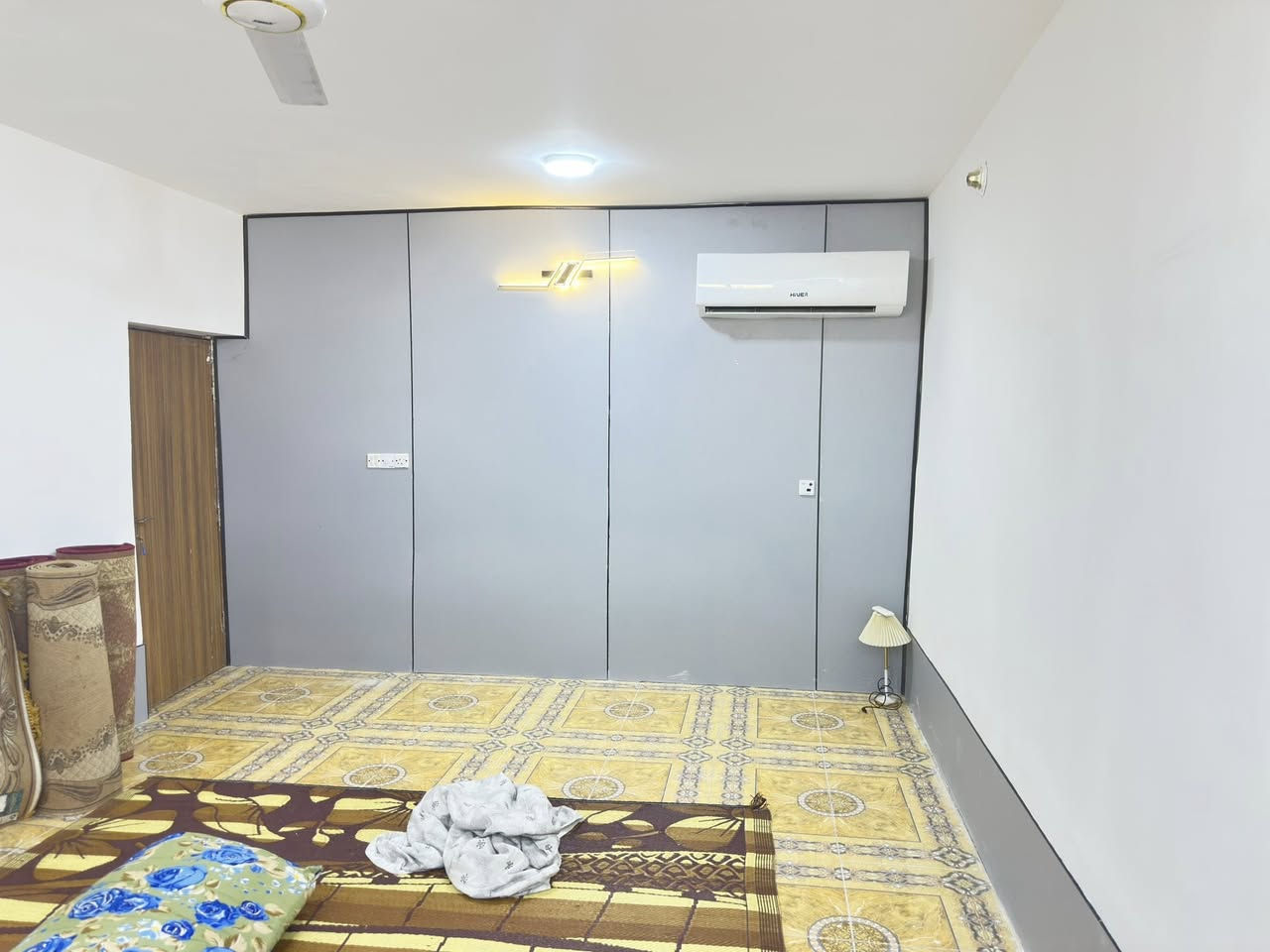 دار للبيع كربلاء المقدسه حي النواب قرب مستشفى الكفيل قريب على نهر الهنيديه
المنطقه مشموله بالطابو واجت البلديه رقمت الدور الي بالحي 
والبيت بي استماره مال تطويب كامله حسب قرار مجلس الوزاراء مساحته 225 متر واجه 15 متر نزال 15 متر ركن البيت خدمات كامله ماء مجاري كهرباء إنترنيت والتبليط قريب عليه كلش 
يحتوي على 4 غرف نوم صاله عدد2 استقبال صحيات عدد 3 مطبخ كبير 7في 5 حديقه داخليه صغيره البيت كامل من كلشي 
للاستفسار اكثر ***********
