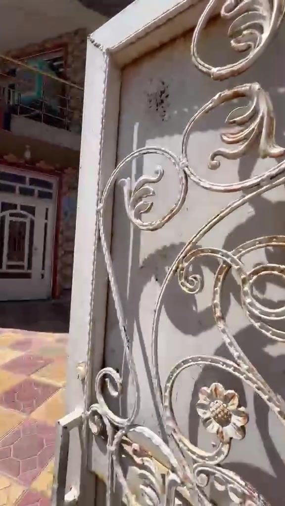 البيت للبيع مساحه ٢٣٠م  طابو زراعي سند 25
 البيت  طابقين يتكون من اربعه غرفه نوم و صاله وهول عدد اثنين ومجمع صحيات عدد 2  ومطبخ ومنور حول البيت
العنوان حله ورديه خارج
الاستفسار ع الرقم ***********
***********
