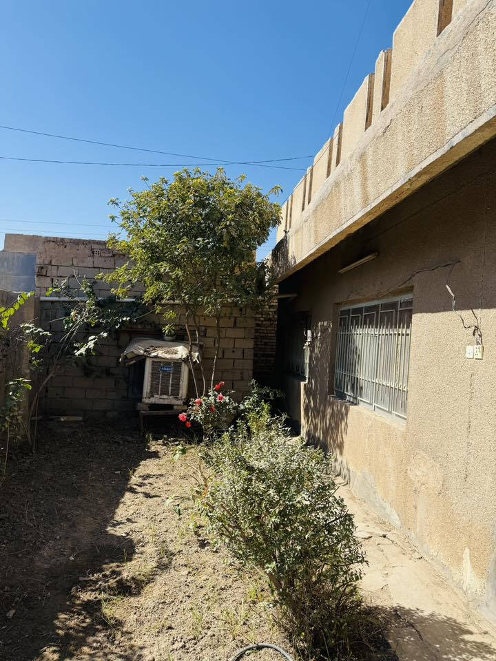 السلام عليكم
بـيت للبـيع المسـاحه 400 مـتر طابـو صـرف بأسمي مداور ثاني يوم  
موقع تجاري
مگون مـــن 
ثلاث غرف نـوم + صـالة +استقبال
+ مطبخ 
+ صحيات داخليه ـ وخارجـية 
طـابوگ جـمهوري + صب گونگريت مسـلح 
+مناور داير مداير البـيت
يحتـوي على 3 حدائق 
+ محـل سوبر ماركت 
رگن على شارعين عرض الشارع 15 متر
 تبليط ومجاري بالباب 
العنوان حـي العسـگري _الشارع الرئيسي مقابل اياد حسونـي 
للاستفسار الاتصال على الرقم 
***********
