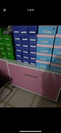 عدة محل أحذية وحقائب للبيع 👠👜  • 300 زوج أحذية (كعب وموديلات)  • 90 شح...