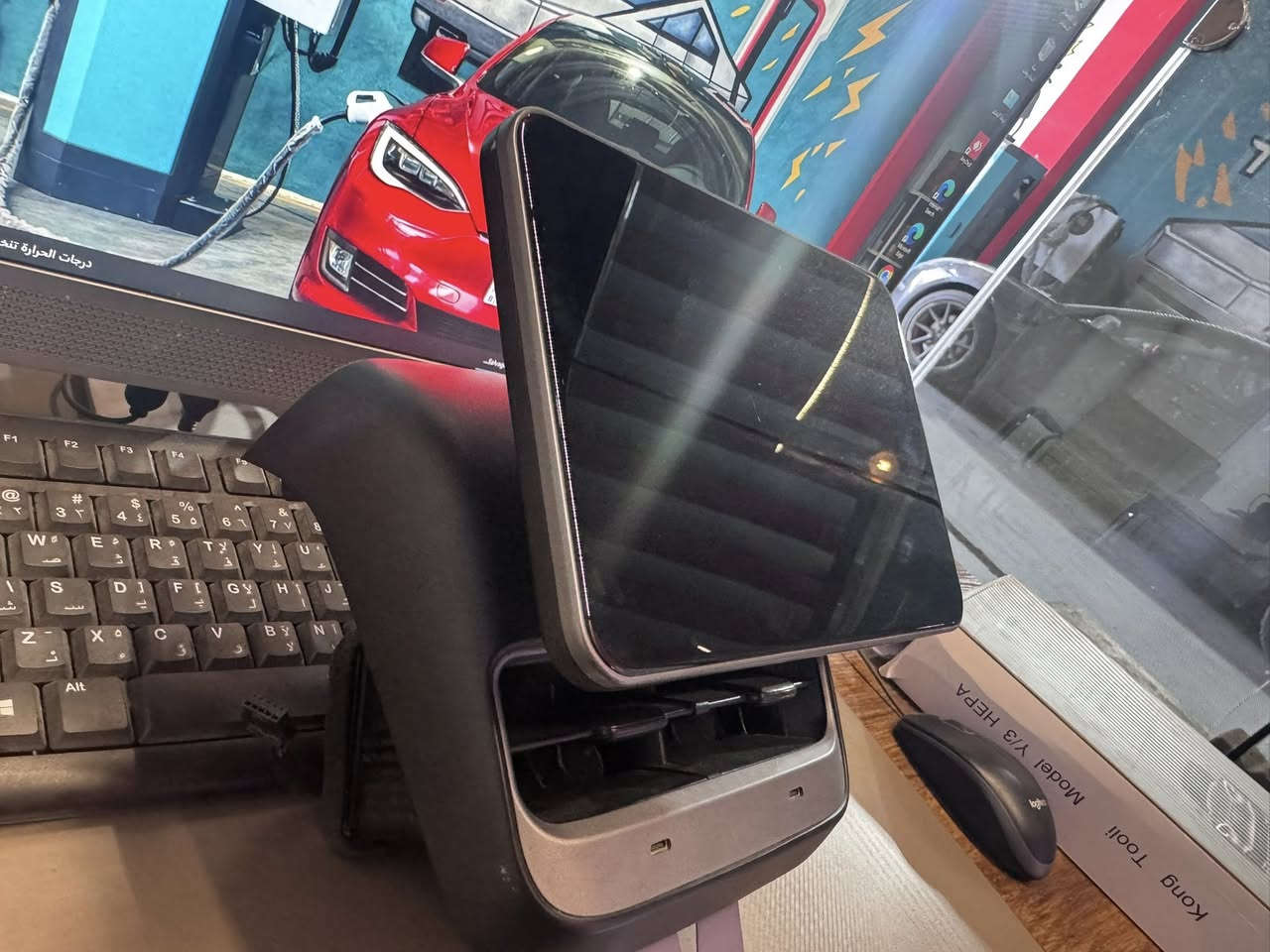 متوفر شاشه خلفيه  تسلا 3
مستخدمه استخدام قليل جداً
***********
