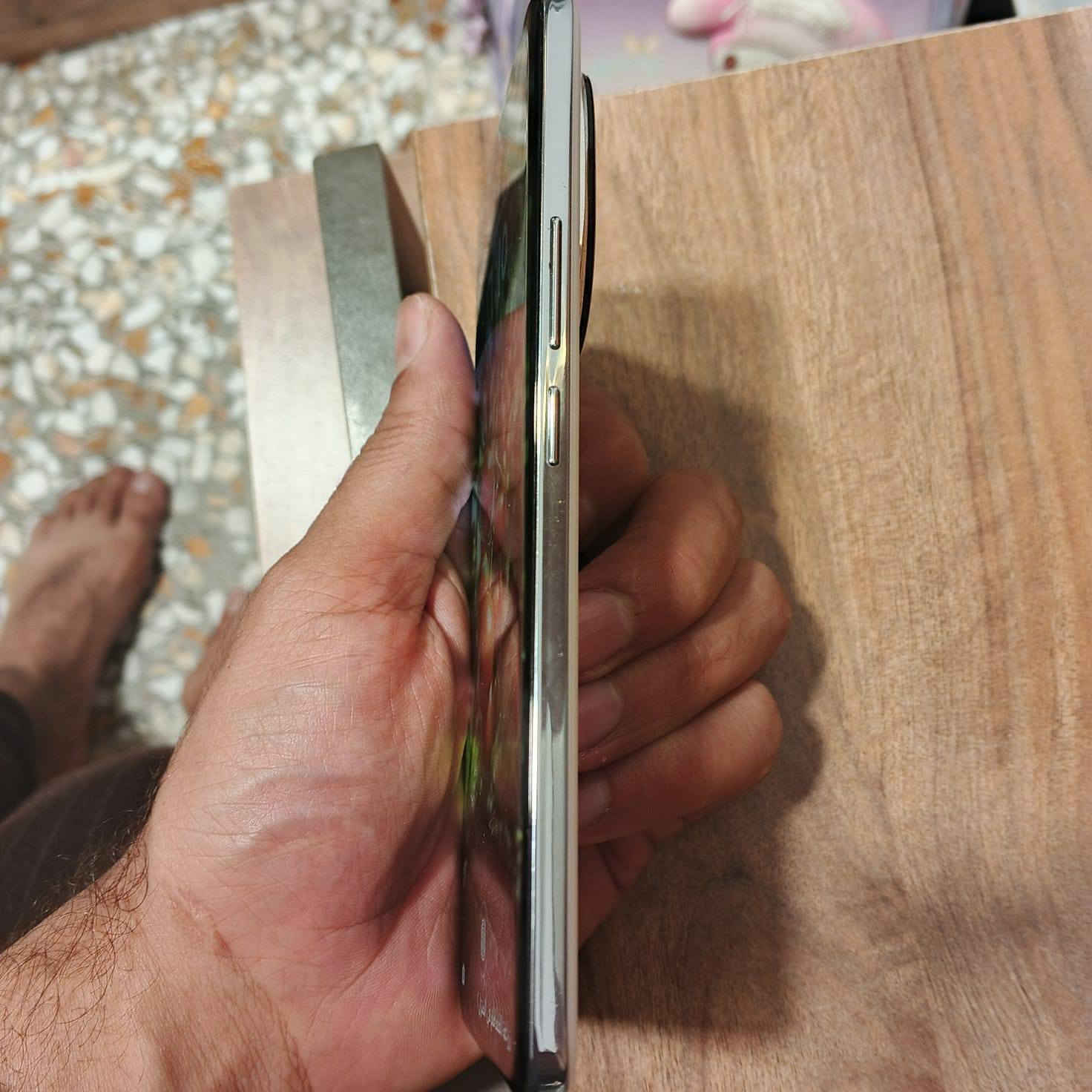 السلام عليكم هونر ٢٠٠ اكو جديد لا زلغ ولا شخط ذاكرة ٢٥٦ السعر ٣٢٥ بي مجال كلش بسيط مكاني بطوبجي ***********
