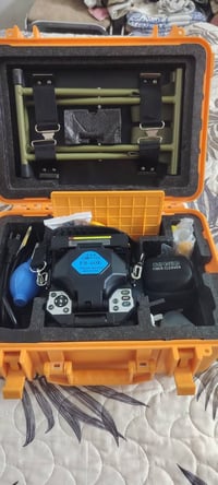 من رخصة الادمن ماكنة لحام كيبل ضوئي استعمال قليل جدا ٦٦ لحمه فقط... ال...