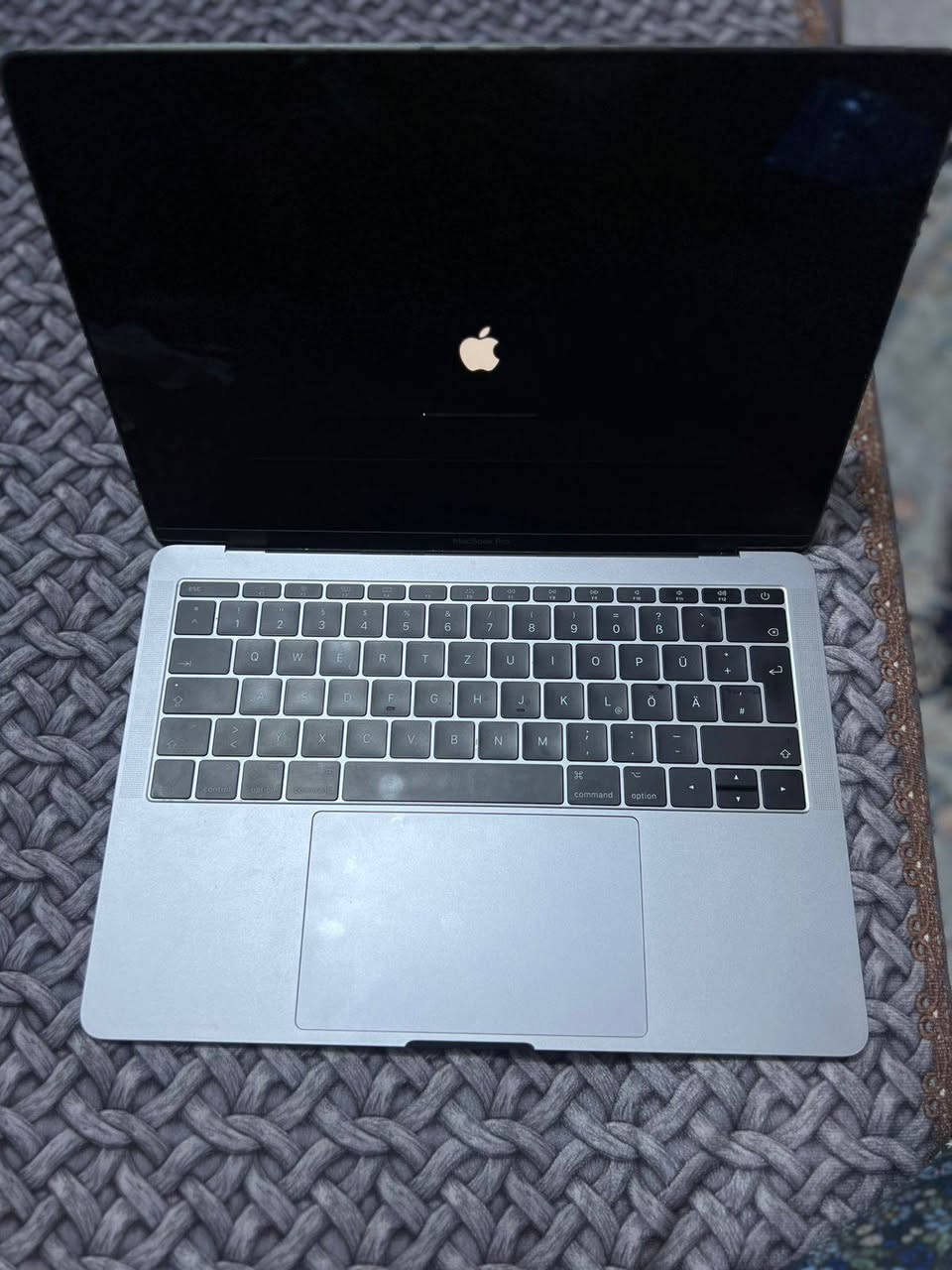 ماك بوك برو 2017 i5 باقي المواصفات بـالصورة جهاز نضيف استعمال خفيف دراسة كامل ملحقات كارتون وشاحنة اصلية للبيع مكاني البصرة الجمهورية ه‍ـ***********
