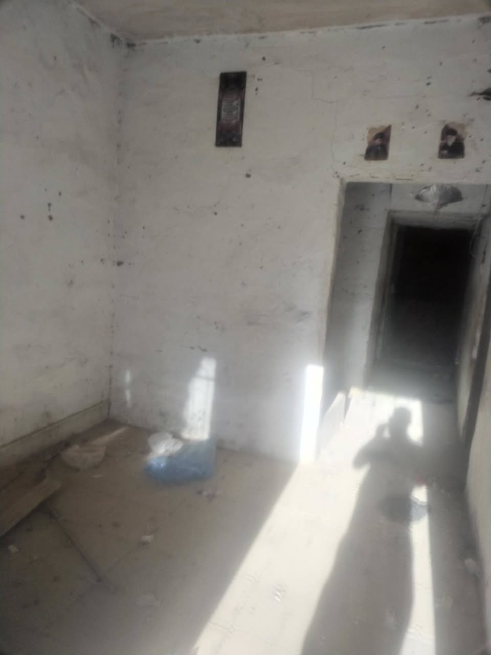 بيت مساحه ١٣٠  طابو صرف مكون من استقبال ومطبخ وغرفه وساحه درج ابي غرق حي الجواد ب119 ثاني بيت عن الشارع بيت قديم شويه صبغ وترتيب وتكعد بيه السعر 60 وبيه مجال سعر قطعه لا استفسار *********** غير متواجد بالفيس
