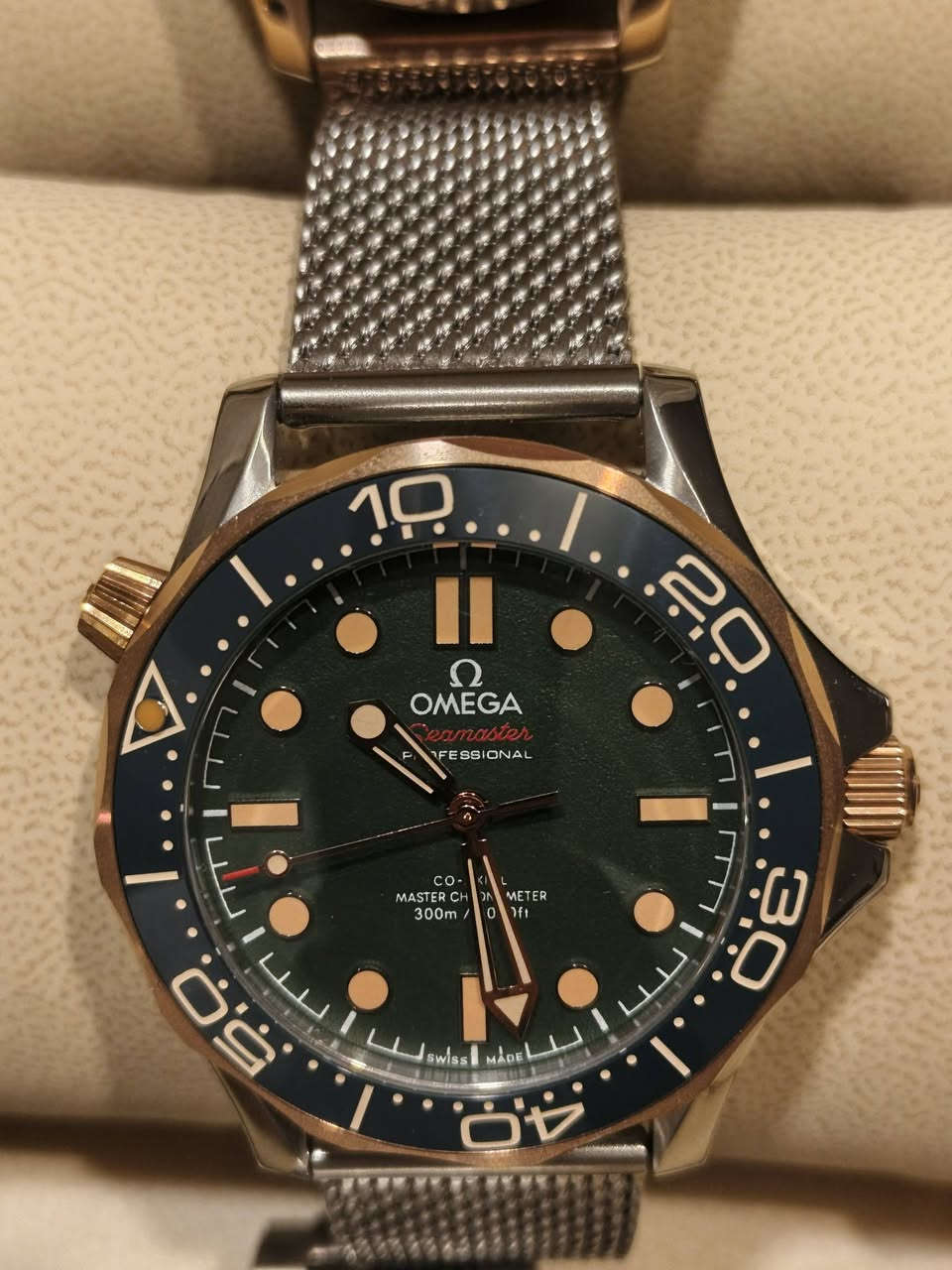 اوتو ماتك 
السعر 105000
بدون علبة 
تتوفر علب سعر العلبة خشب اصلي شعار اوميكا 15000
***********
Message فيكسا للساعات والمستلزمات VEXA on WhatsApp. https://wa.me/message/6ETKNGLXZLVLB
