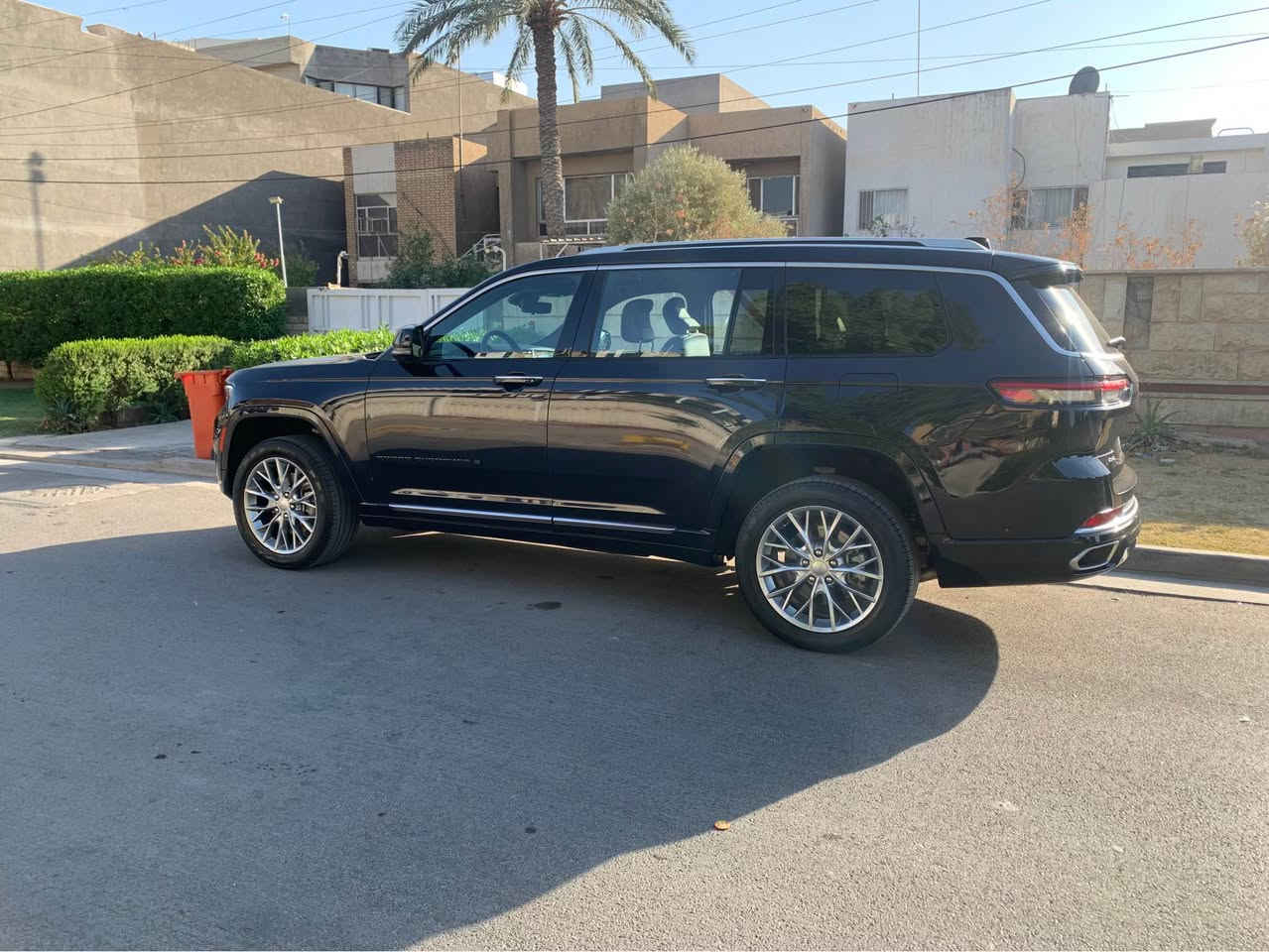 ### جيب سومت ٢٠٢٣###
عداد المسافة: ١٩٥٠٠ مايل
الموديل : جيب كراند شيروكي 
الفئة:سومت
اللون :حبري
سنة الصنع:٢٠٢٣
عدد الركاب :٧
الضرر: باب السائق +باب خلف السائق (تبديل بنفس اللون) بدووووون صبغ 
الايرباك :بردة جهة السائق (تبديل بقطة بلادية مو تجاري ولا مقاومة) 
الموصفات
١- مكينة ٦ سلندر ٣٦٠٠
٢- جكات (تتحكم بمستوى ارتفاع السيارة)
٣- وضعيات قيادة(سبور+نرومال+اوف رود)
٤- هيد اب دسبلي (عرض الكيجات ع جامت السيارة)
٥- ويل ٢٠
٦- المقاعد الامامية(تدفئة تبريد+مساج)
٧- المقاعد الخلفية (مفصولة+تدفئة)
٦- جميع المقاعد كهربائية 
٧- كاميرات٣٦٠ درجة+ كامير خلفية مساعد +كاميرا داخل السيارة لمشاهدة المقاعد الخلفية
٨- حساسات امامية وخلفية.
٩- نايت فيشن(للقيادة الليلية)
١٠- رادار امامي.
١١-نقطة عمياء
١٢-تحديد مسار
١٣-انارة داخلية اللوان
١٤-شعار يومت مضيئ 
١٥- ٣ شاشات
١٦-ابل كار بلي +اندويد اوتو (واير ليس)
١٧-شاحن واي ليس
١٨-ميموري كشن السائق والامامي
١٩- بردات خلفية بلادية
٢٠- لايت امامي زينون
٢١ صندوق كهرباء+حساس قدم يفتح ويسد
جميع ملحقات السيارة موجودة الارضيات الكتلوكات الجك وملحقاته 
السيارة تترقم بغداد وجميع المحافظات عدا كوردستان
اخوكم مهندس همام
*********** بغداد, العراق
