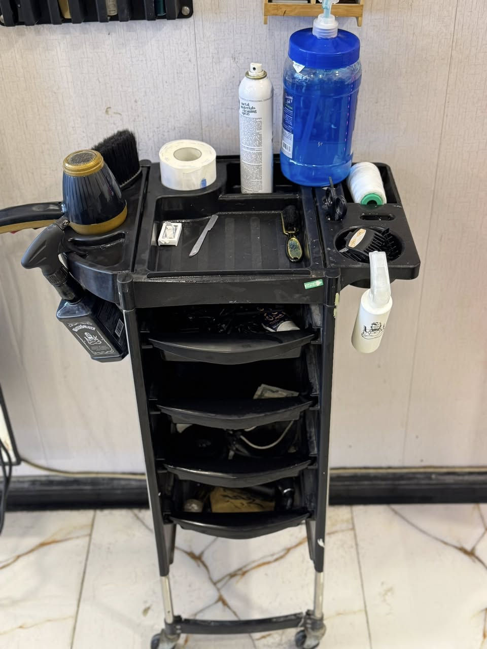 غراض حلاقه للبيع كلهن شلعه وحده  ٤ عرباين وجهاز بخار وجهاز تنضيف بشره وسديه  كولهن رايدهن ٣٠٠ ماكو هيج سعر الشراي يتصل ***********
