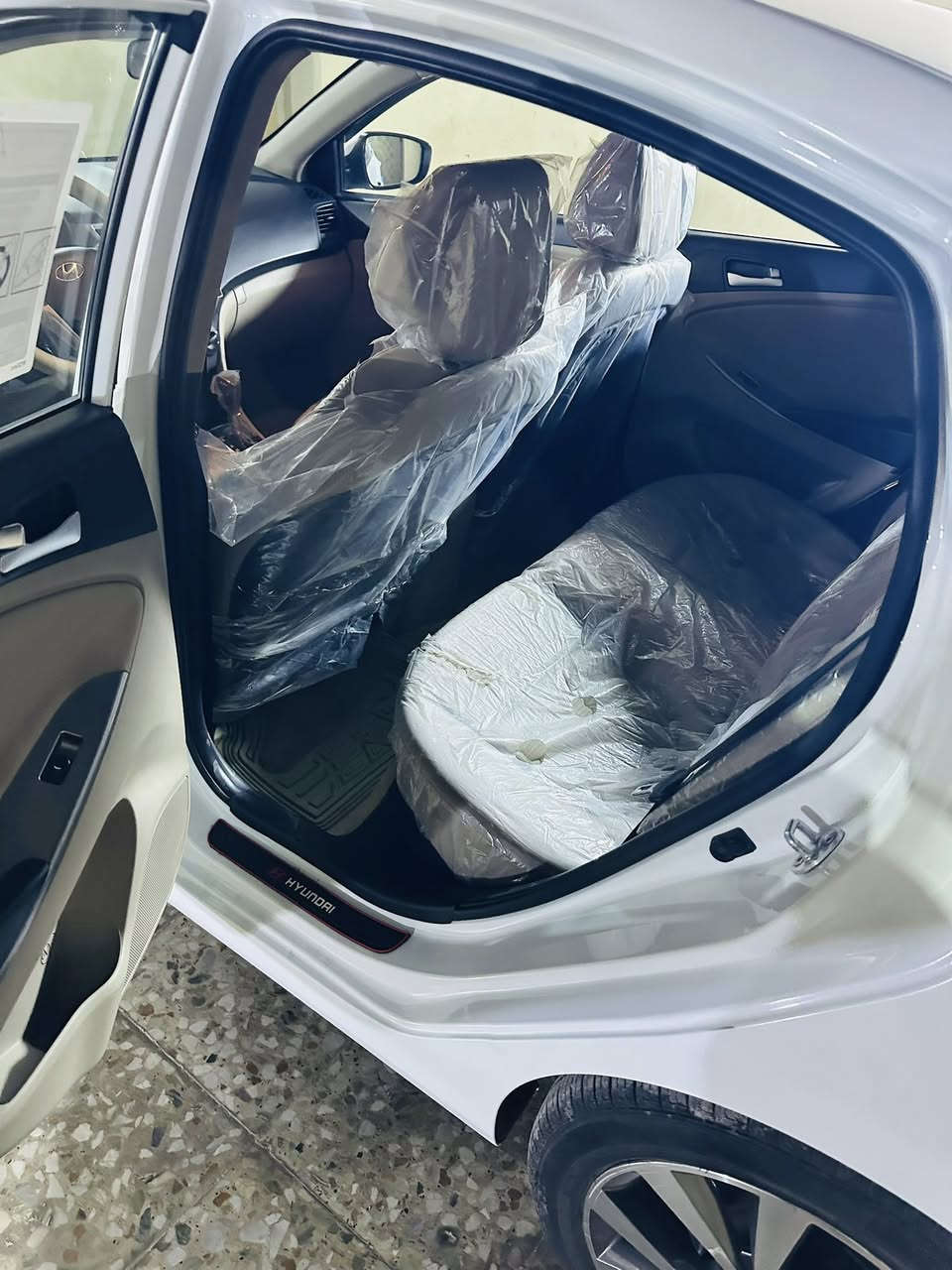 سلام عليكم اكسنت البيع  سياره جديده مالت بيت سبير مانزال مالت شركة سيارة اخت زيرو ماشية 42الف حقيقي بيه بارد كد شبر مكفوله كفاله سياره رقم جديد صدر جديد تخم تاير جديد ماصار يومين من شادة سيارة فول واحد واحد جديدة كلش موديل 2016 السعر 128 وبيه مجال جك جيه مكاني بغداد حي عامل رقم ***********
