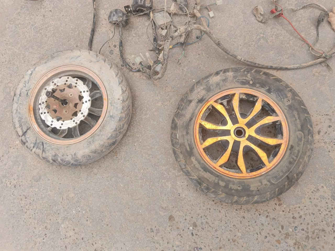 السلام عليكم  السعر قيم وأخذ   ظفيره  فتحتها بأيدي حتى قواعد الكلوبات بيها وسلف ودبل كامل هوه وحساس الدهن والبريك يعني بعدهن متصلات بالظفيره وياله نظيفات وبعد هواي شغلات اني فاتحن بيدي كلشي شغال  حتى شاصي موجود مكاني الجسر الدوار


**إذا كنت صاحب هذا الإعلان وتريد حذفه لأي سبب، رجاءا أرسل رسالة إلى الدعم الفني**