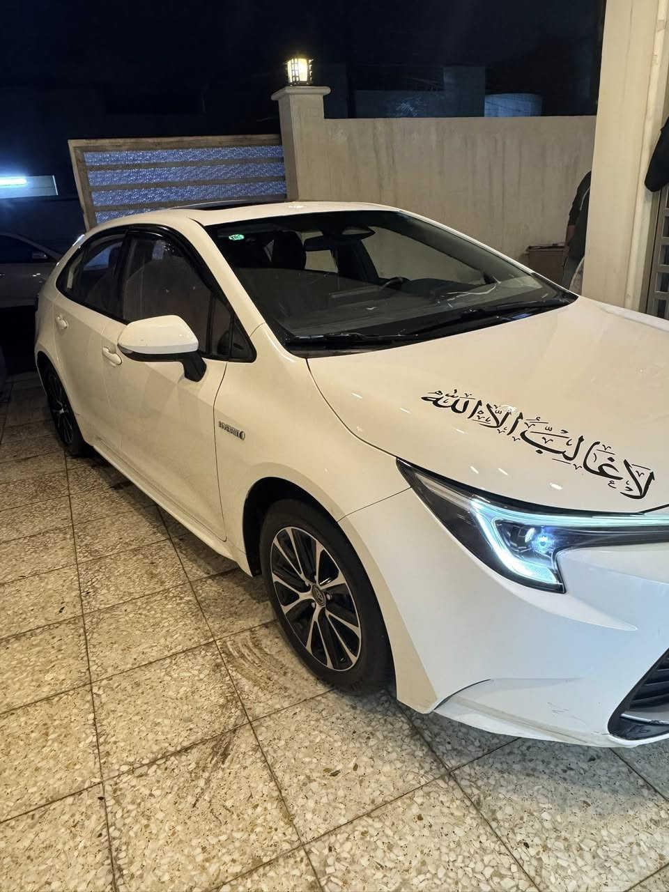 سلام عليكم كورلا هايبرد للبيع موديل 24 شكل الامريكي سيارة حلوة ونضيفة ماشية 67الف شادلهة انارة داخليهة شغل بلاد والسيارة على ايدي بيهة بارد بل جنطة اقل الاصبع وبيهة تكحيل بل دعامية الامامية وباقي مواصفات السيارة معروفة رادار امامي سياقة ذاتية بصمة فتحة السعر 145 وبيهة مجال وهذ رقمي       ***********
