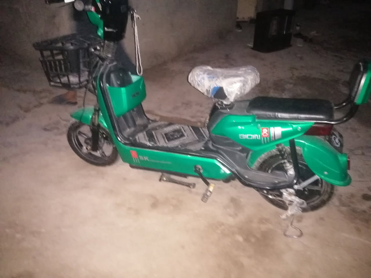 سلام عليكم بيسكل شحن البيع مستخدم اقل الشهر بطارياته تعبانات السعر 300وبيه مجال اتصل وبيك خير وتدلل مكان بابل محاويل ***********
