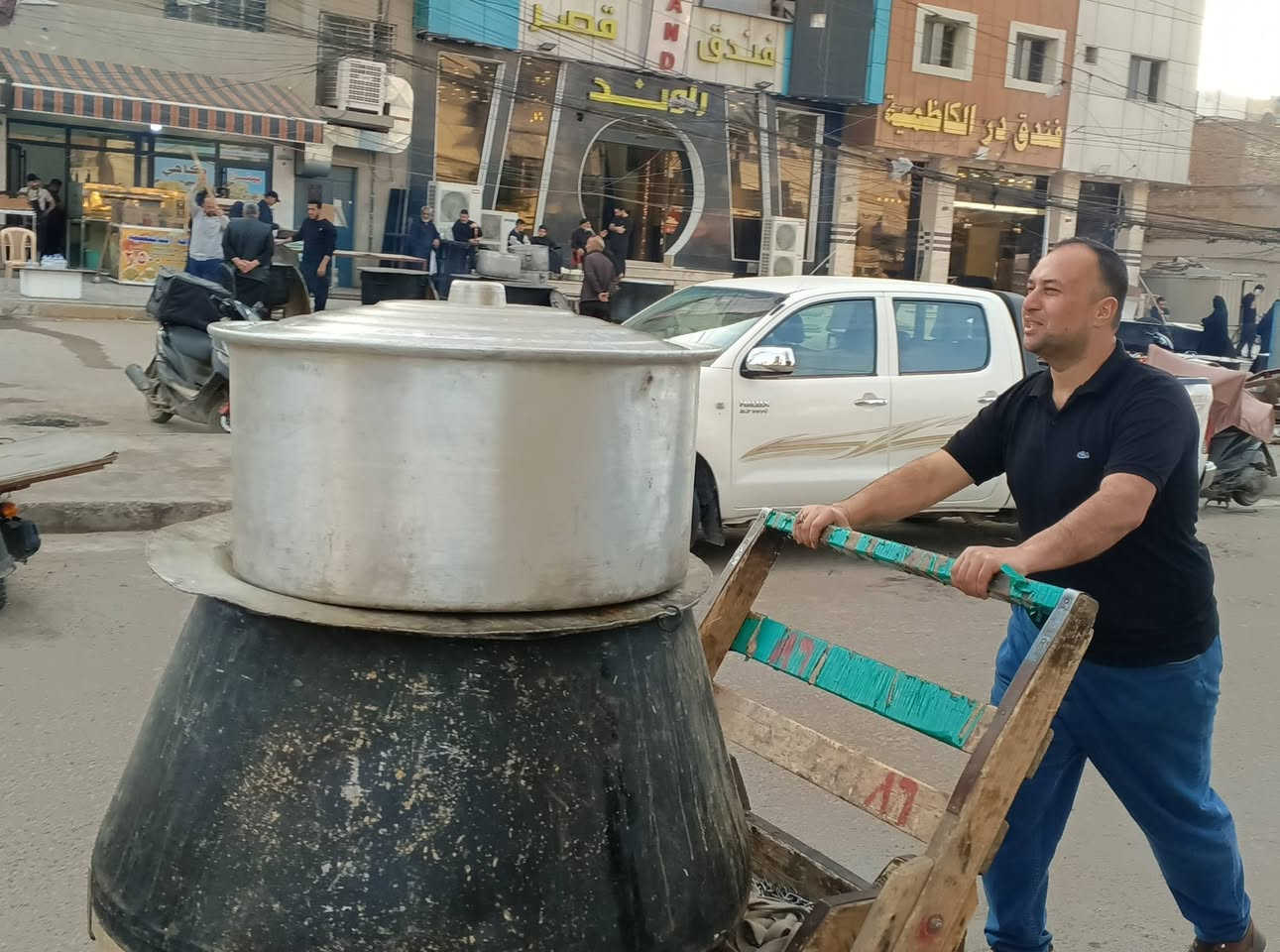 الآن مباشر من الكاظمية المقدسة باب المراد
مستمرون بخدمه زوار ابو عبد الله الحسين 
نستقبل شهر محرم الحرام بصلاة على محمد وآل محمد
لبيك يا حسين يا ابا عبد الله 
كل يوم كربلاء وكل ارض عاشوراء
#هاك_إخذ_العهد_هاك
#دنية_وآخرة_وياك 
#ياابا_عبد_الله_الحسين

إجاك محرم لاتخليه يمر عليك بلا خدمة وعزاء وبكاء
حي على العزاء
حي على الخدمة


**إذا كنت صاحب هذا الإعلان وتريد حذفه لأي سبب، رجاءا أرسل رسالة إلى الدعم الفني**