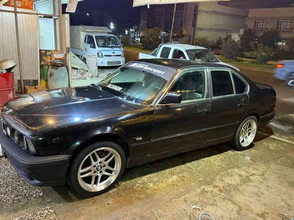 السلام عليكم BMW 535 كير عادي صدر امامي وخلفي جديد واكسل ودرامات كلا جديد وكير جديد مكينه خير من الله ما ناقصها شي لايت صليب سموك بجم دخاني كصيف كلش ناصبه و ويل m وباقي التفاصيل بالصور وكيرها شورت شفت نمره قصيره 
مكانها بغداد مجمع مشن او غزاليه والسياره ب اسمي ومشروع وطني تحويل ثاني يوم كامله من هزه من ارقام من غرامات وكلشي البارحه مستلم ارقام وسنويه السعر (( 50 )) وبيها مجال 
***********
***********
