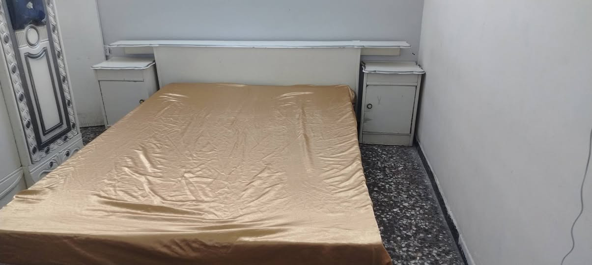 السلام عليكم غرفه للبيع سعرهه ب 300 هيه والدوشك عنوان الزعفرانيه اربع شوارع ***********

