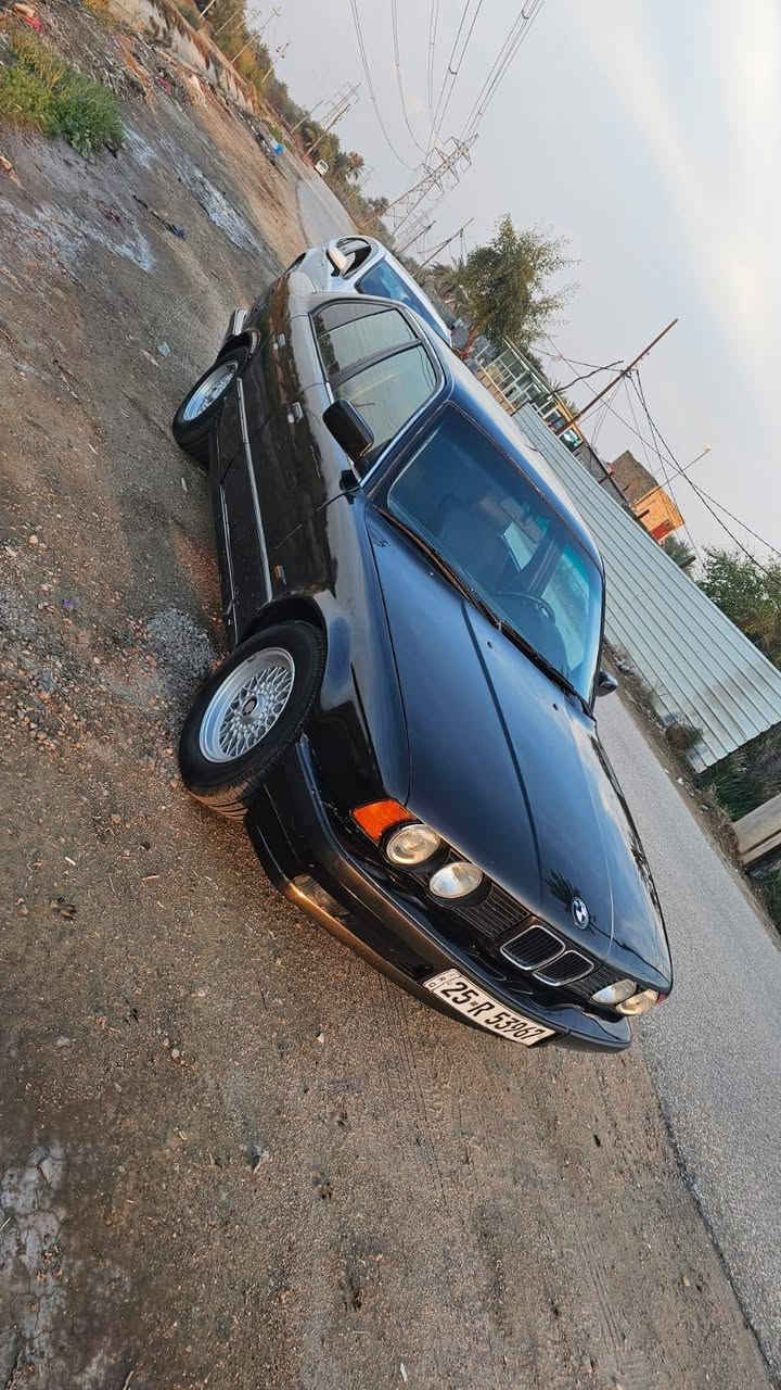 السلام عليكم
بي إم دبليو 525i مكينه مسكر 1993مكينه وكير خير من الله ترايك للبصره 
رقم كركوك إنجليزي  تحويل ثاني يوم 
حداديه خير من الله 
منضومه تبريد كامله  تبريد شغال المكان كربلاء  السعر 50 
***********

