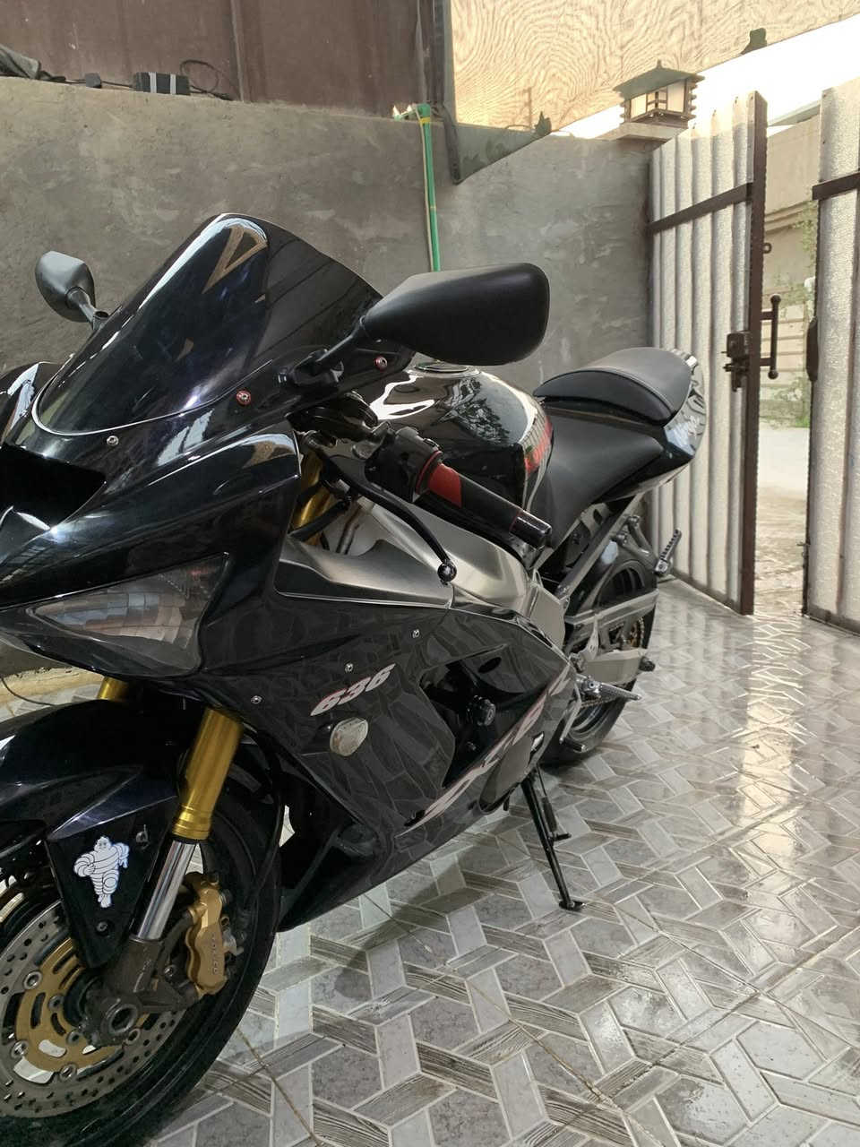 السلام عليكم كاوسكي 636 2004  ماشية 43 الف دراجة مكينة كير ضفيرة كفاالة بيها بكرة ماركة حجم بلادي وصالنصة اكرابوفيك من برة جايات بيها نازلة من كلشي وكلاشي الفديو مالتها موجود 
بيها ملاحضات بسيطة مبولشة وكاملة مكملة مابيها اي نقص وسعرها معقول مكاني بغداد *********** واتس
