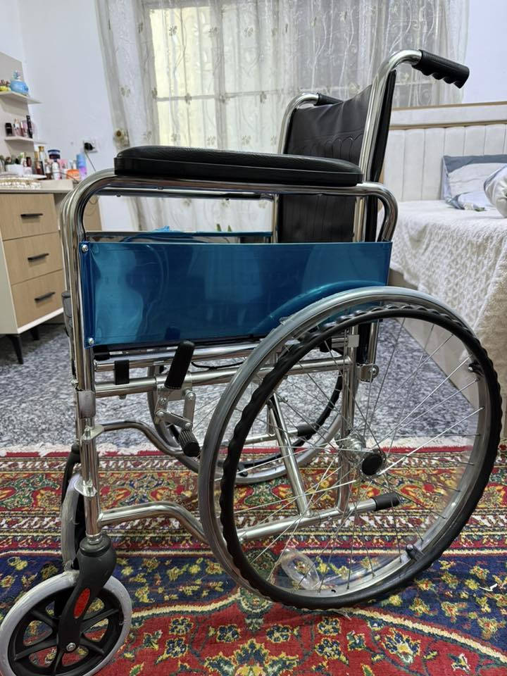 كرسي حجم أطفال يستعمل للحمام ايضاً مع اداواته كاملة للبيع بسعر ١٥٠ الف للتواصل ***********
