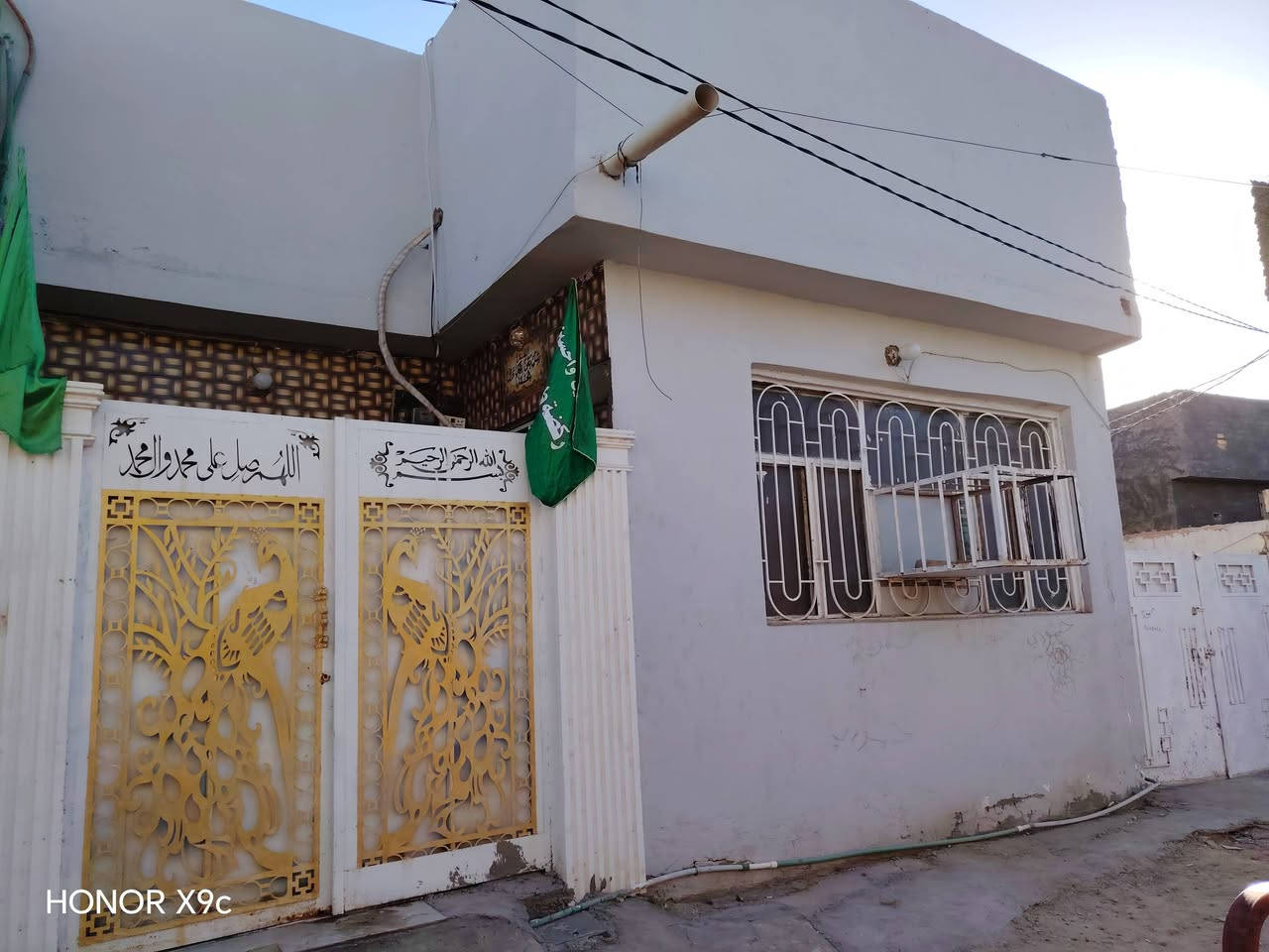 السلام عليكم دار للبيع 200 م بناء 100 وحديقة 100 مثل مموضح بالصور عنوان كربلاء طويريج شارع 40 جهة حي الصناعي للشراي سعر 60 مع مجال الاتصال ***********

