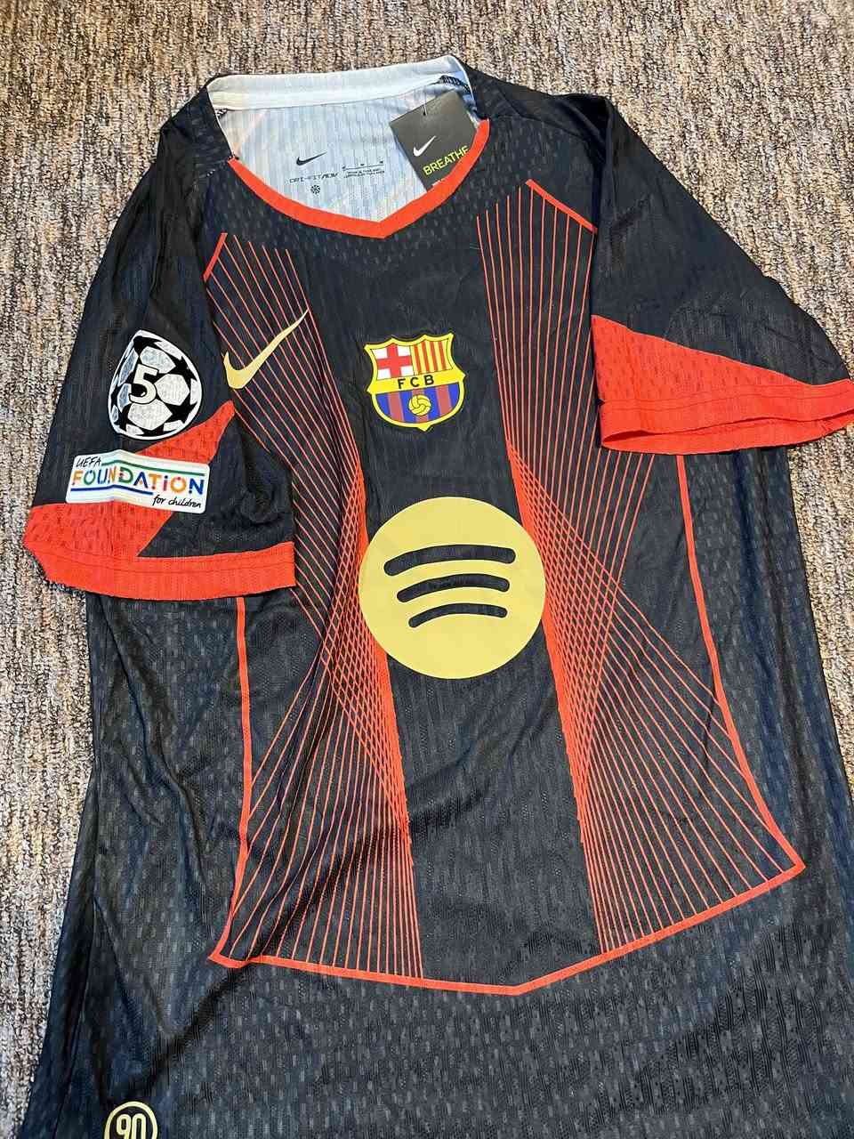 السلام عليكم
 

متوفر في كلاسيكو ستور دريسات نسخ لاعب مختلفة بيها جيلاتين وتطريز مع او بدون شورت حسب القطعة 
يوجد توصيل لكافة محافظات العراق 
للتواصل اما خاص او ***********
