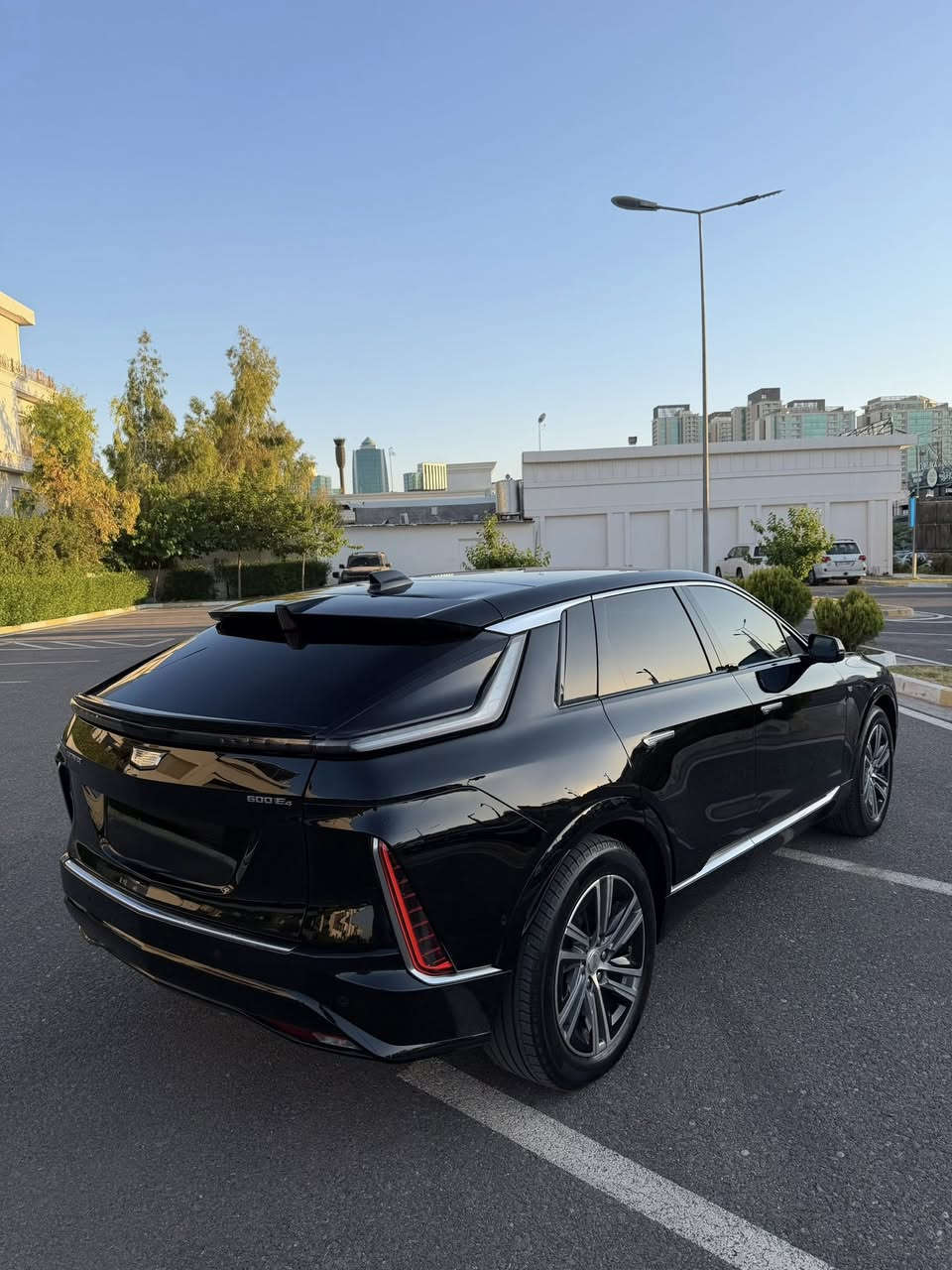 2023 CADILLAC LYRIQ
ماشيه 24 الف كيلو متر 
مبدل صندوق نفس لون بدون داخل بدون يرباك بشرط 
موصفات فول فول 
سياره حيل نضيفه ماشيه قليل 
مرقمه جاهزه كلشي بيه جديد + بيه كتاب تضليل 
موجوده بربيل 
سعره 325 ورقه 
***********
