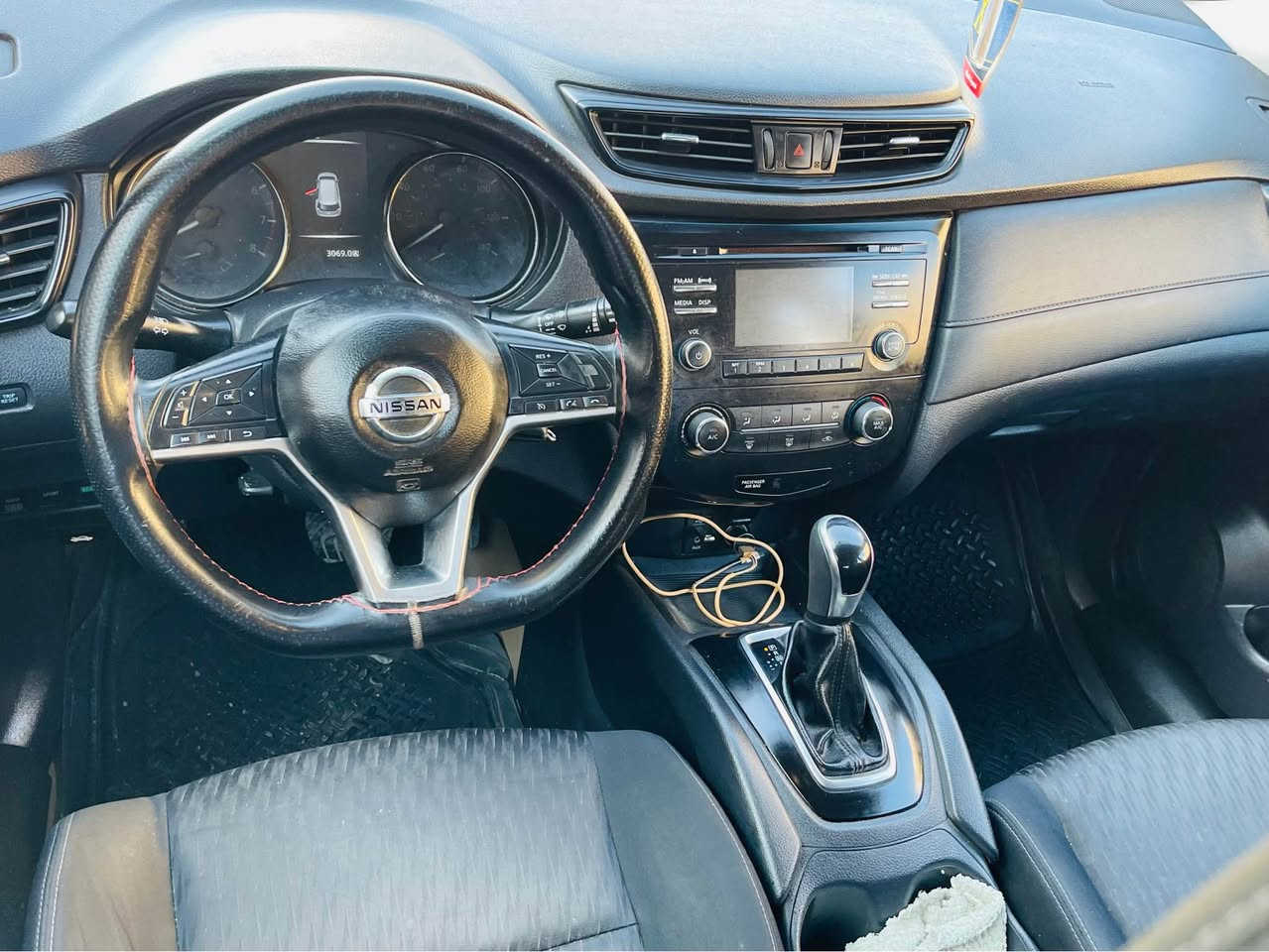 ***********
نیسان رۆگ 2017 گیرومکینە و تە   بریت و تە قە ورە قە بە شەرت ٤تایە ویلی نویە سە نە ویتازە یە هە زە یتازە  یە رە قە م یتازە یە سە یارە کە حیزام بویاخە پیش و پشتی دە عمی نیە بە س چامرغه كي دواوه ي لا ي سايه  ق ليدراني هه يه له گه ل ناو ده رگاي پيشه وه لا ي سايه ق ليداني هه يه  سه ياره كه زور خاوينه  زور بي كيشه يه 
130گه لا و كه ميك مه جال  
تيبيني : سه ياره كه ئيمن نيه ئه و ره قه مه ئي ساحيبيتي ته له فون بو ئه و ره قه مه بكه كويسينجاك, أربيل
