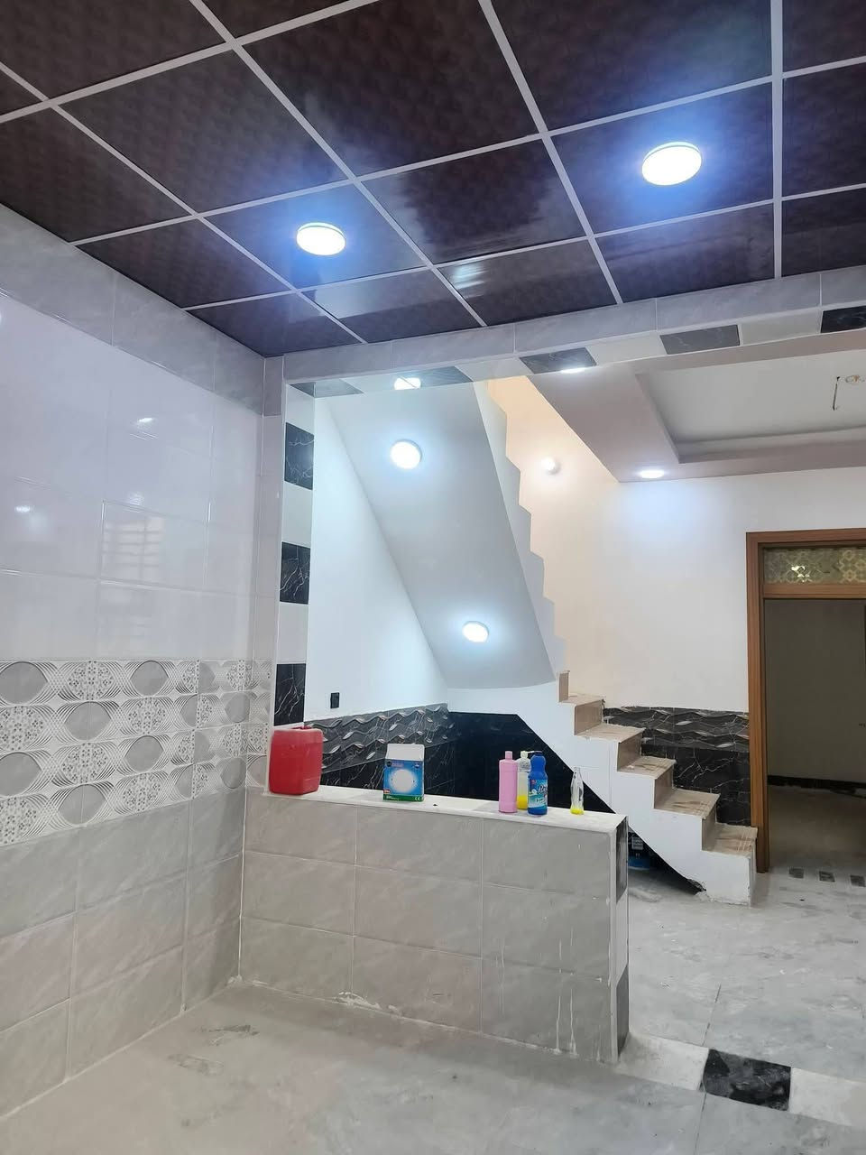 100متر مربعه غرفتين بسعر 43 وبي مجال العنــــوان #النجف شارع المطار مقابيل ملحق قريه الغدير للستفار ***********او مراسله واتساب ***********
