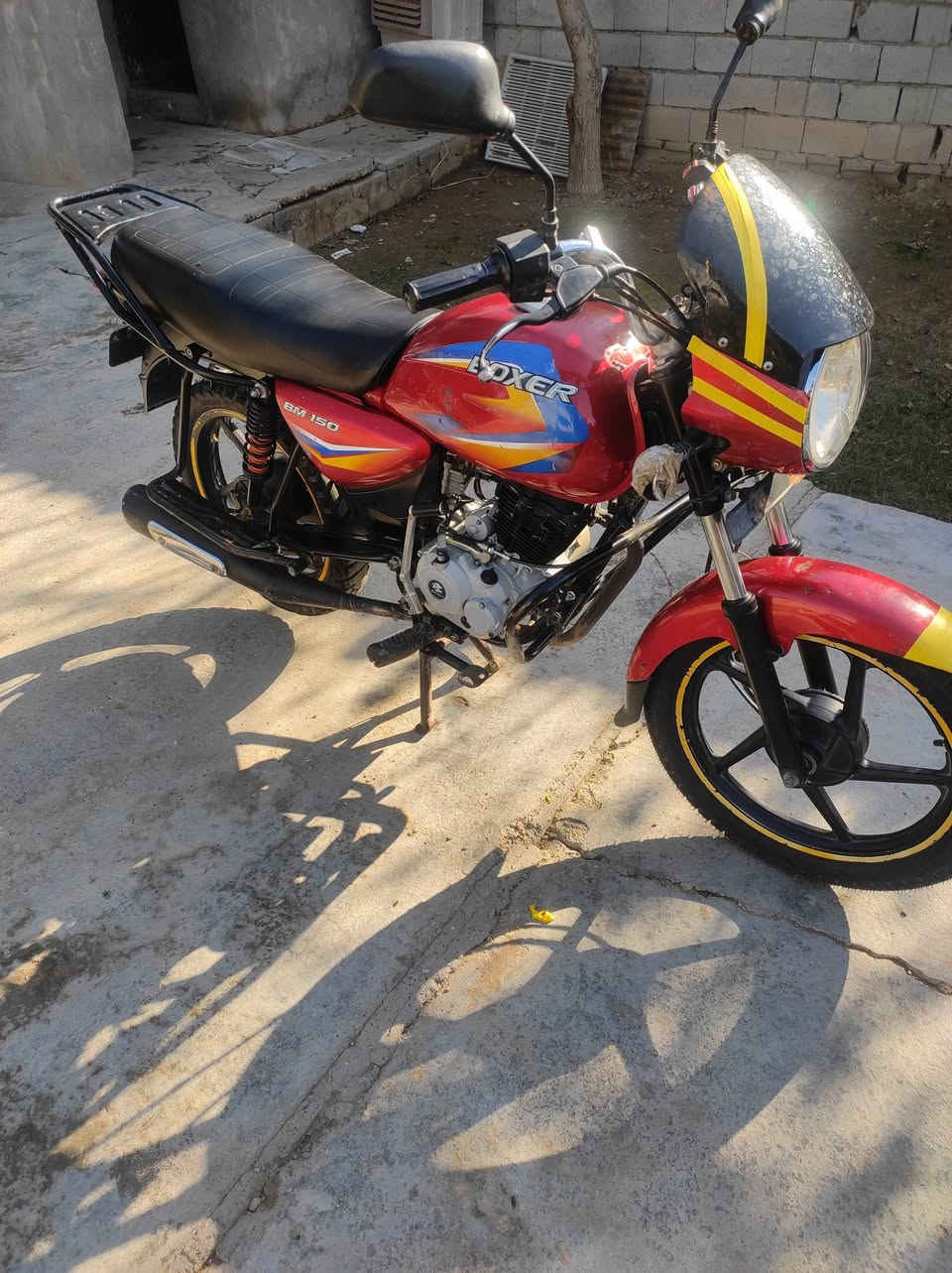 بوكسر مديل 19 البيع  
المكان خان بني سعد 
السعر 700 وبيها مجال 
للرقم ***********
