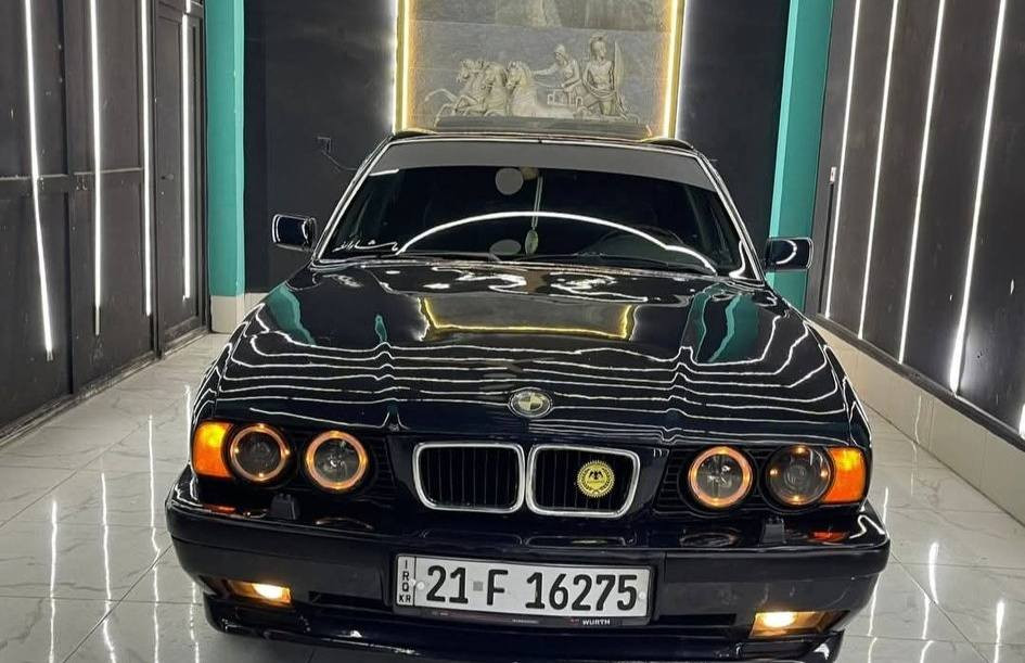 بی ئێم دەبلیو 1990 i525 گێر عادی بیلاد 
فول مواسەفات 
سلایت 
تبرید 
جام کارەبایی 
رەقم و سەنەوی نوێیە تحویل و غەرامە بەشەرت 
پێش و پشتی تازە داگیراوە 
چوار تایەی و ویلی نوێی لەژێرە 
پاتری تازەیە 
هیچ مەسرەفێکی تێدانیە 
چەمەلاغی دواوەی بێ ناوگرتن بێ شانسی 

سـعـر : لە کۆمێنت داوابکە ڕاستەوخۆ بۆت دێت 📥 

گێر و مەکیەنەی بەشەرت 
هیچ کێشەیەکی تێدا نییە 

ژمارەی خاوەنەکەی 
***********
